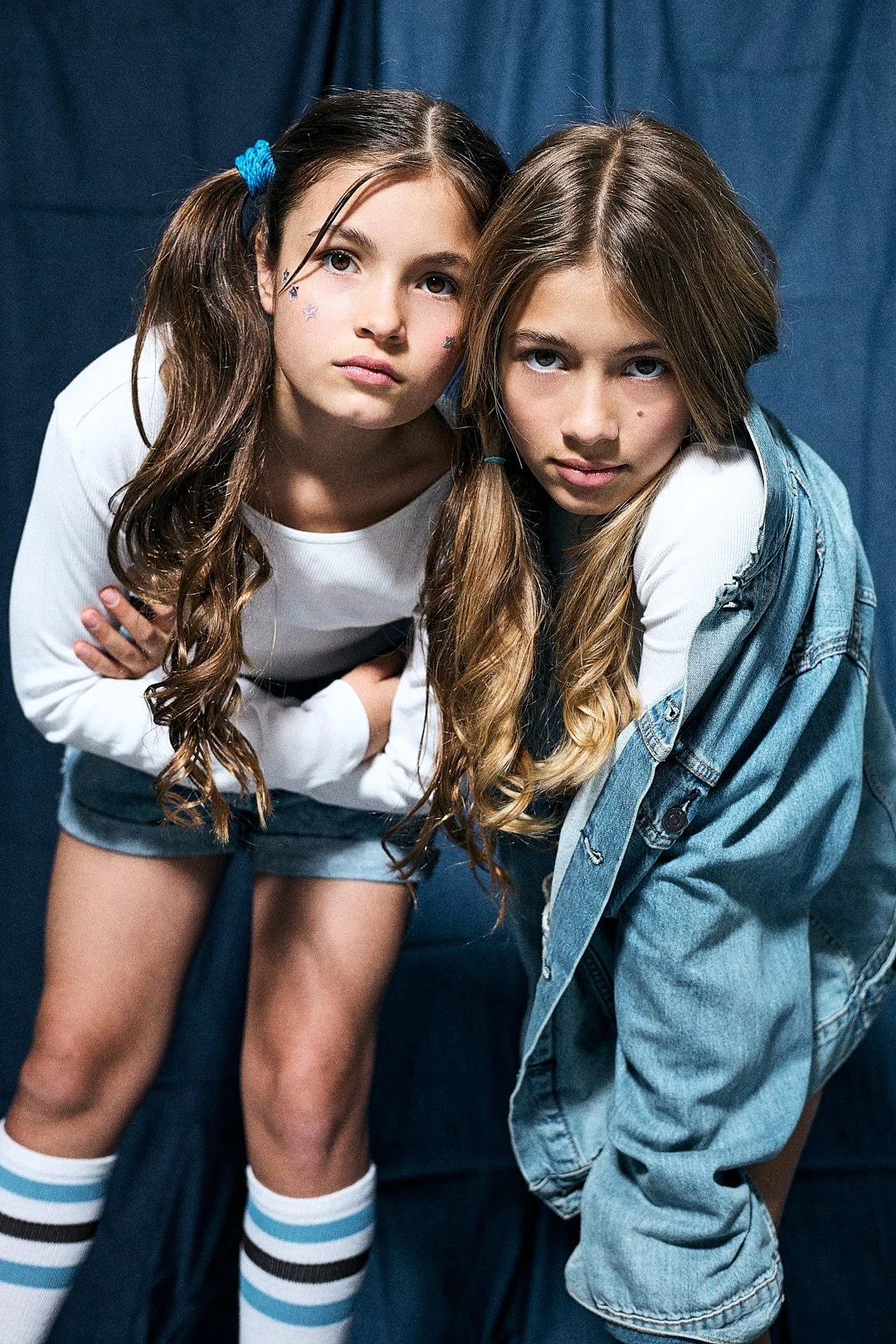 zwei Mädchen im Jeans Denim Look schauen in die KAmera