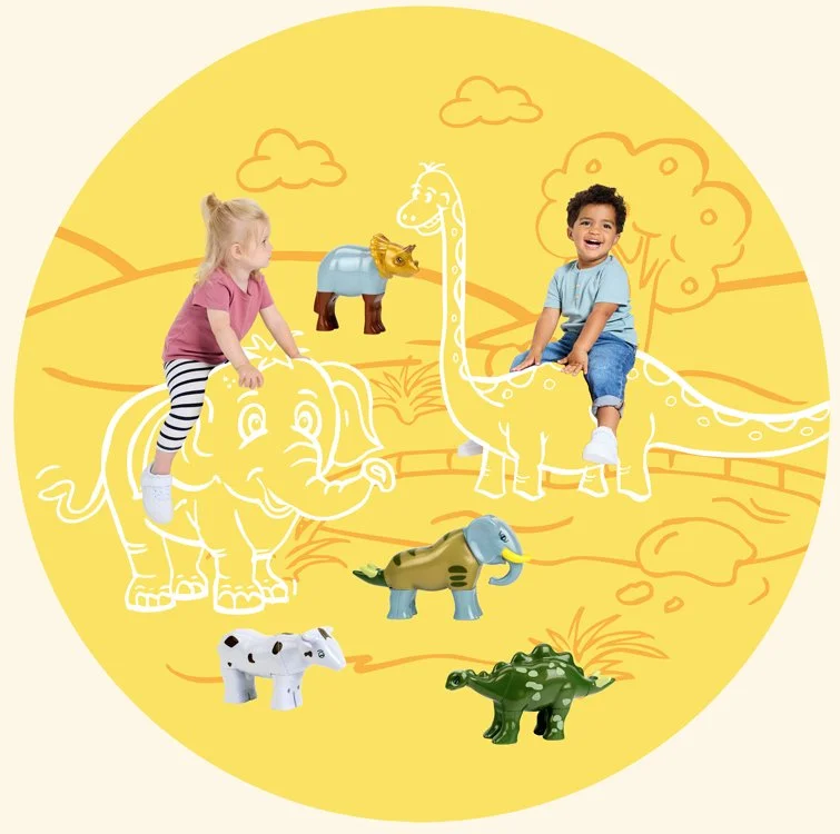 Zwei Kinder sitzen auf illustierten Tierplastikfiguren in einer bunten, kindgerechten Dschungellandschaft mit Dinosauriern und Tieren.