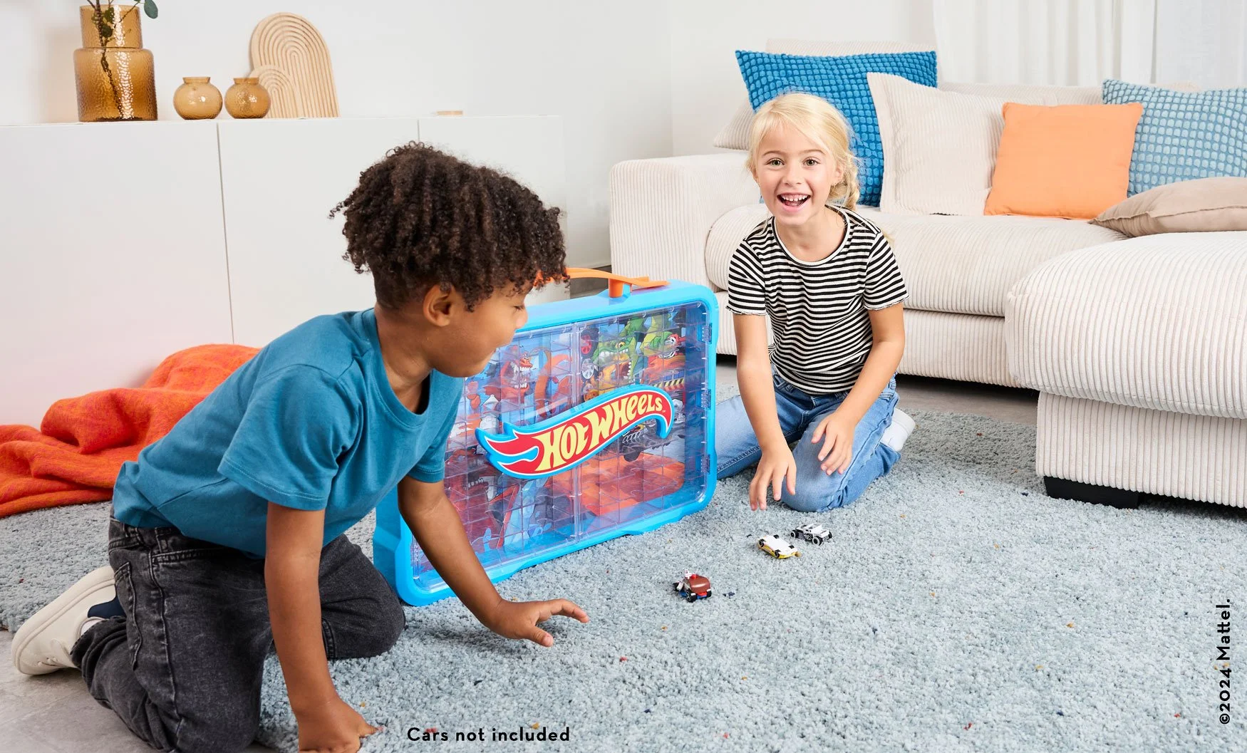 Lifestyle Spielwarenfotografie mit Kindern in natürlicher Umgebung