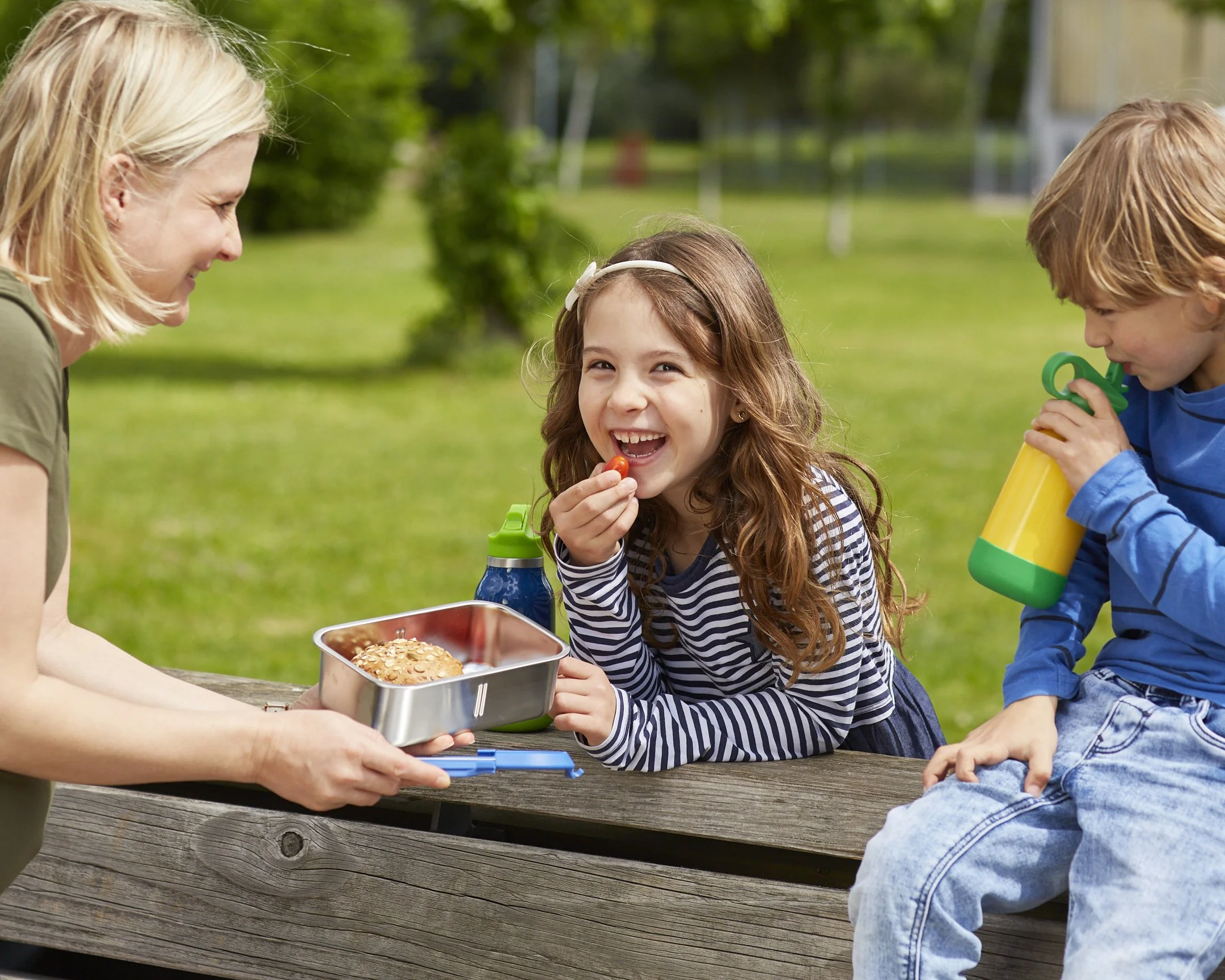 Kinder mit baoli Trinkflaschen und Brotdosen von SC7 auf einem Spielplatz – Lifestyle-Produktfotografie mit Kindern