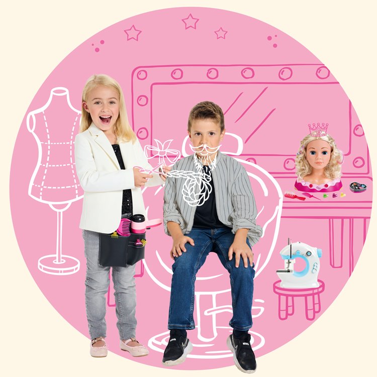 Zwei Kinder, ein Mädchen und ein Junge, spielen Friseur mit Spielzeug. Das Mädchen trägt einen weißen Blazer und hat einen Friseurkoffer, während der Junge auf einem Friseurstuhl sitzt. Im Hintergrund sind Puppenhäuschen und ein Spiegel, alles auf ei