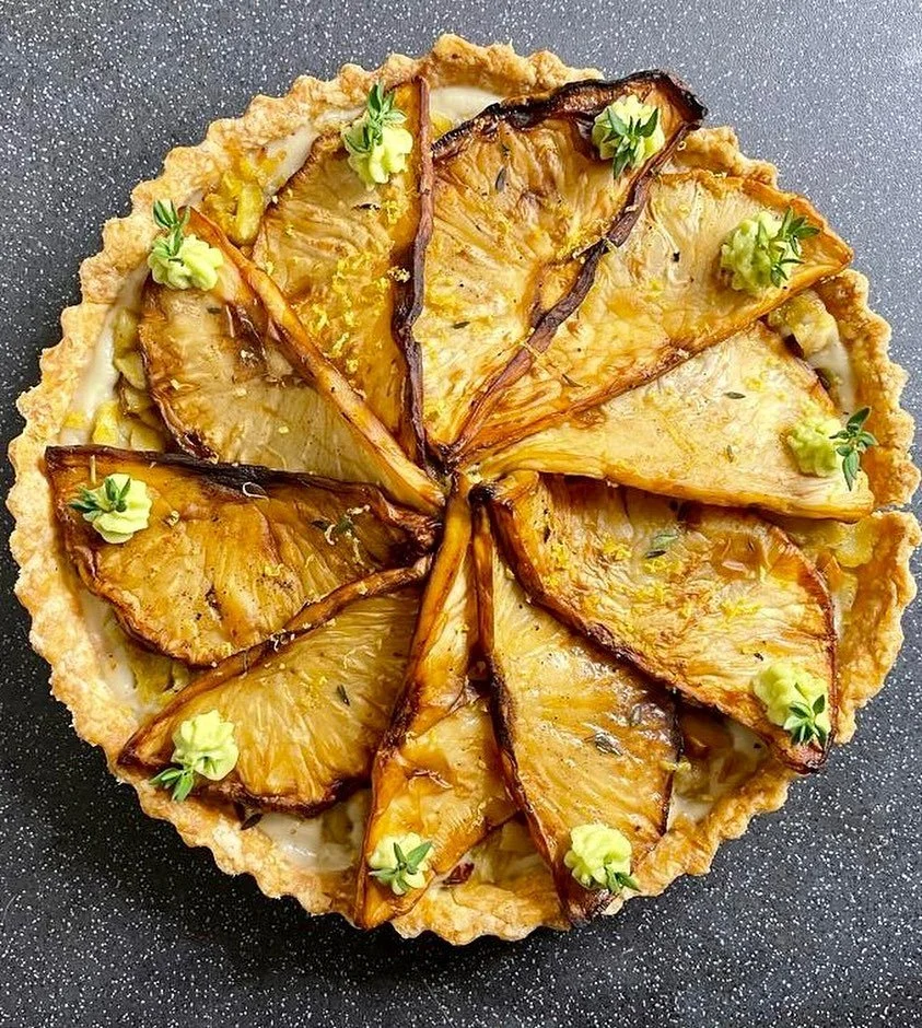 Celeriac, chestnut and Jerusalem artichoke tart 🤩
.
.
.
#Tart #vegetarian #shortcrustpastry #butter #flour #eggs #sugar #Jerusalemartichokes #cream #thyme #bayleaves #garlic #vegetablestock #thymeoil #thymeemulsion #chestnuts #roastedchestnuts #cele