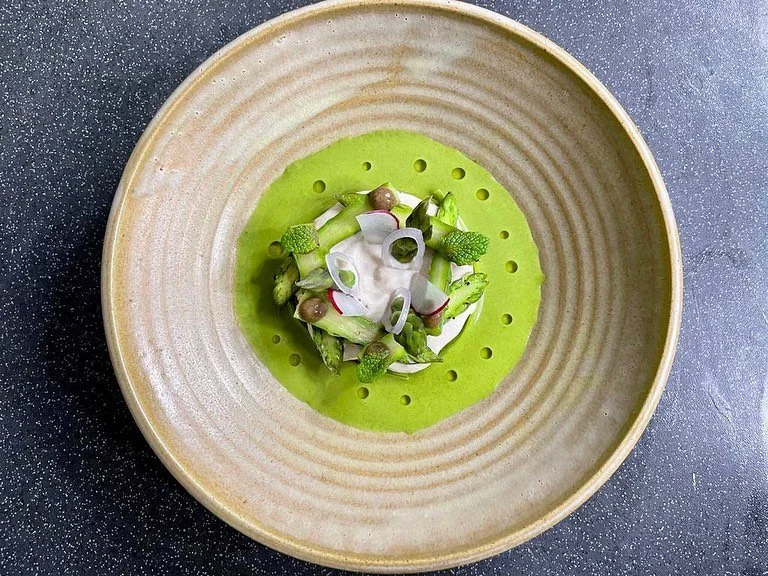 Pea veloute, asparagus, radishes 🤤
.
.
.
#starter #veloute #green #pea #mint #fennel #spinach #whitewine 
#sugar #cream #oliveoil #asparagus #asparagustips #radishescream #slicedradishes #shallots #burntonionpur&eacute;e #elegant #refined #light #ta
