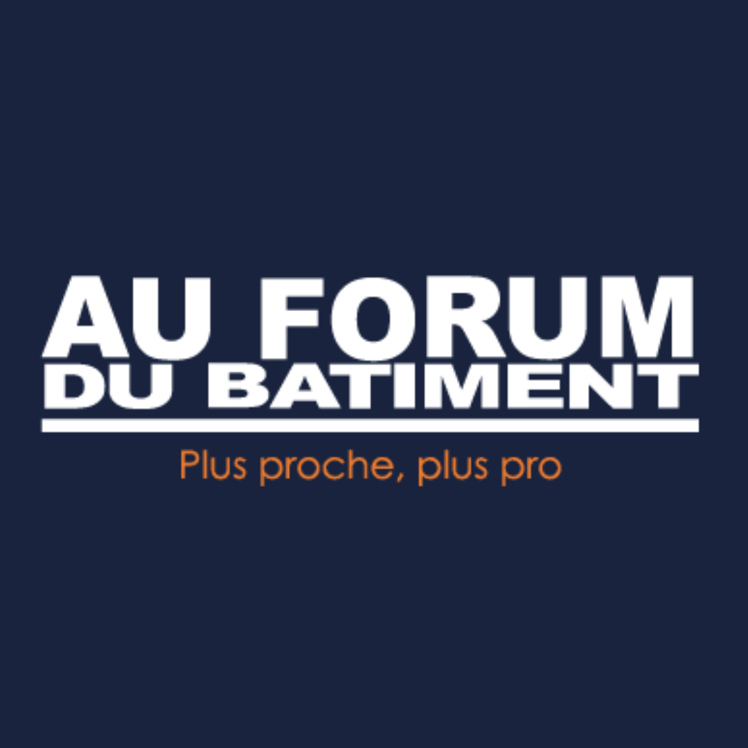 Logo du forum du bâtiment avec le texte "Au Forum du Bâtiment" et le slogan "Plus proche, plus pro" sur un fond bleu foncé.