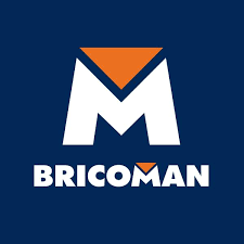 Logo de Bricoman avec un grand M blanc, un toit orange au-dessus, fond bleu, et le texte 'BRICOMAN' en blanc en dessous.