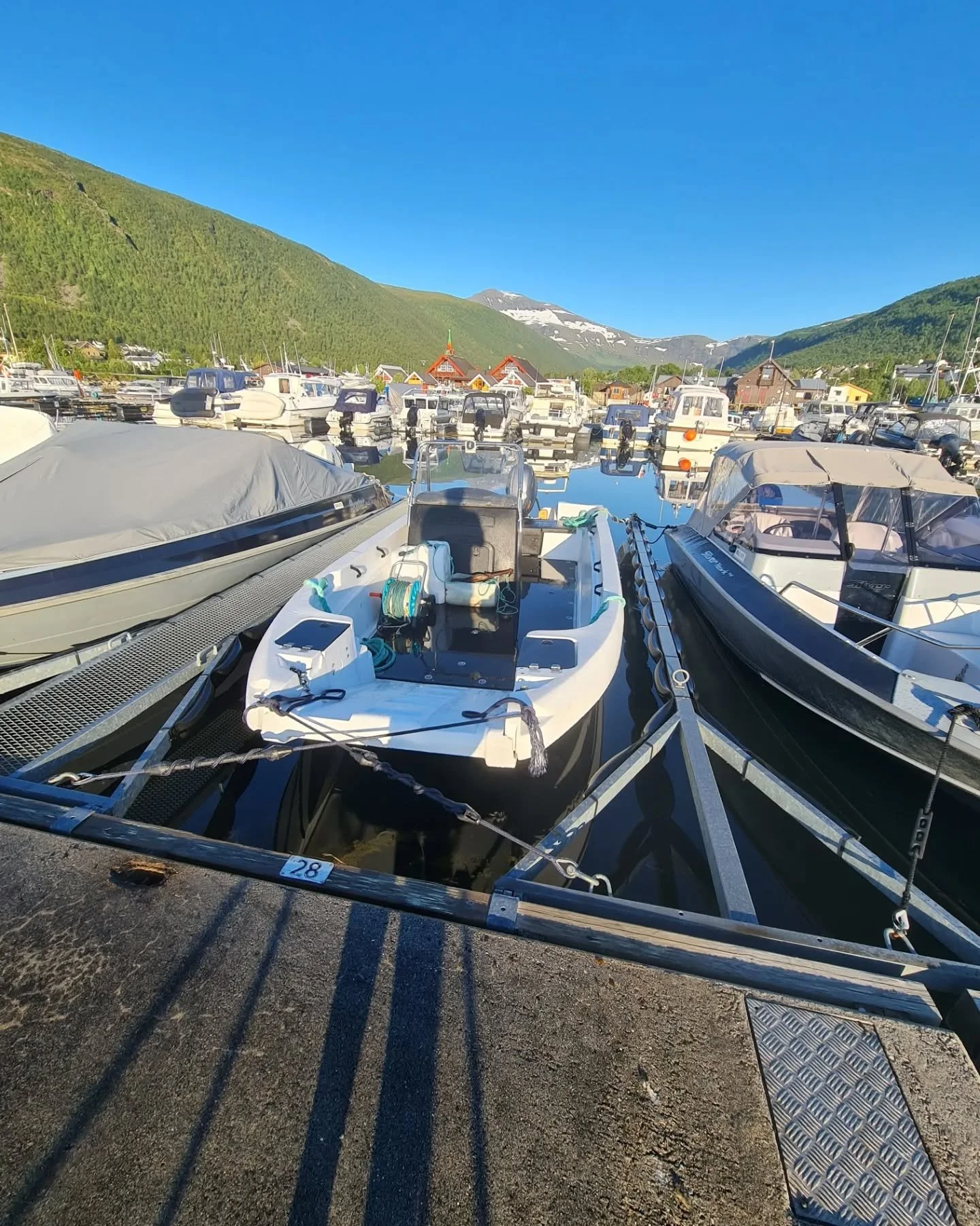 **Norwegian:**

🌊🚤 Navnekonkurranse for v&aring;r nye dykkeb&aring;t! 🚤🌊

Hei dykkere og haventusiaster! 🌊🧜&zwj;♀️🧜&zwj;♂️ Vi har f&aring;tt en ny dykkeb&aring;t til klubben, og n&aring; trenger vi hjelp fra dere til &aring; gi den et fantasti