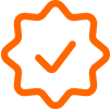 Abzeichen oder Badge mit orangefarbenem Rand und Häkchen in der Mitte