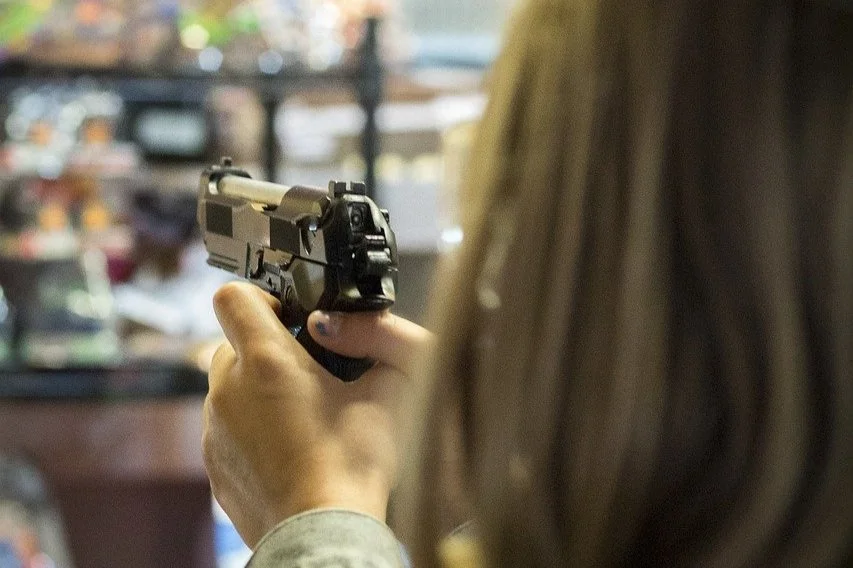 Schietpartij in buurthuis: werkgever aansprakelijk voor schade stagiaire