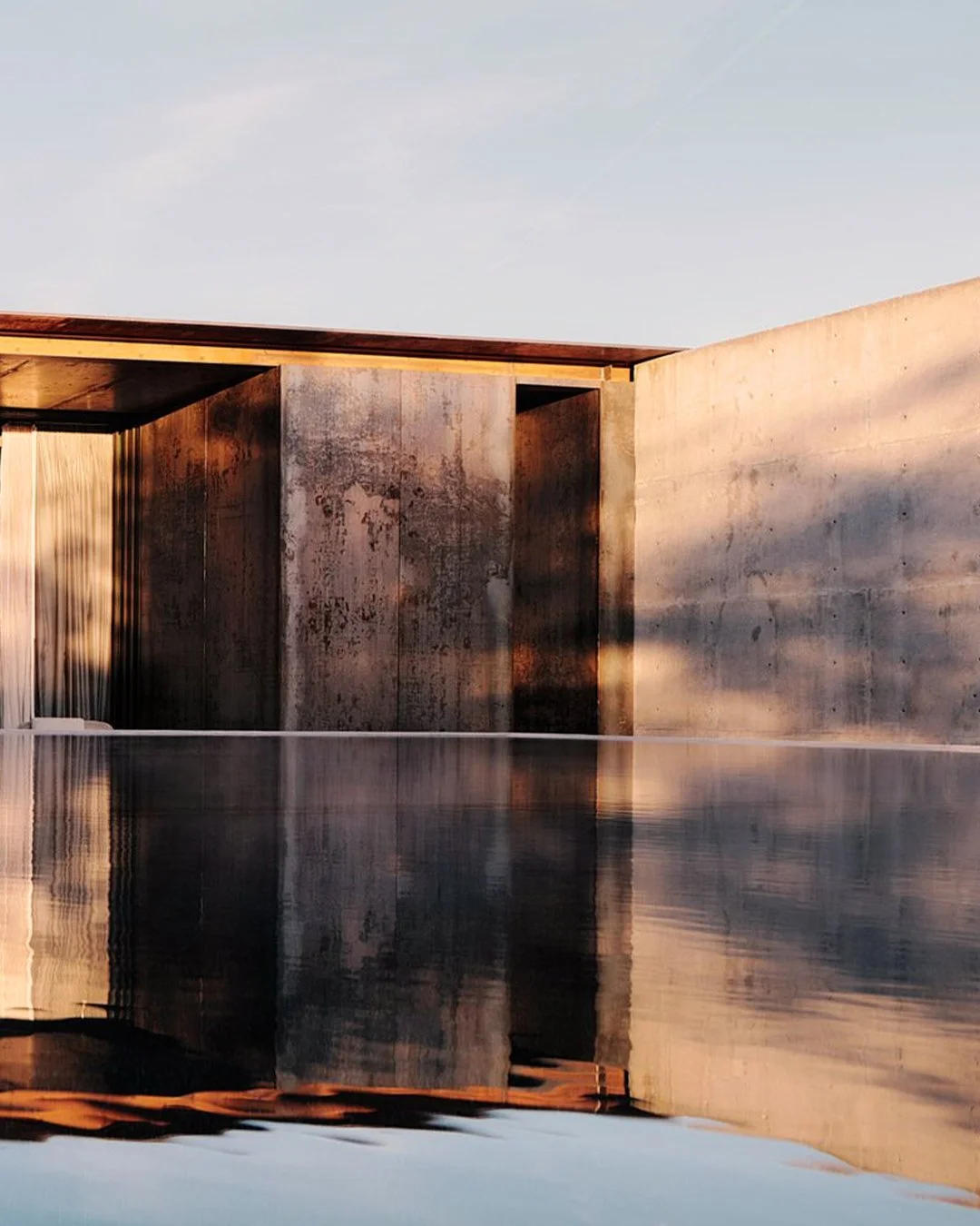 The Red Rock project by Faulkner Architects. An amazing space with great materiality. Loving how the light passes through the oxidized perforated sun screens.

#faulknerarchitects #divisarejournal #architecture