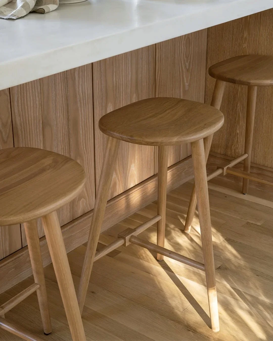 Our Fielder counter stool combines artisanal oak craftsmanship with a refined silhouette. A real easy addition to compliment the modern kitchen.