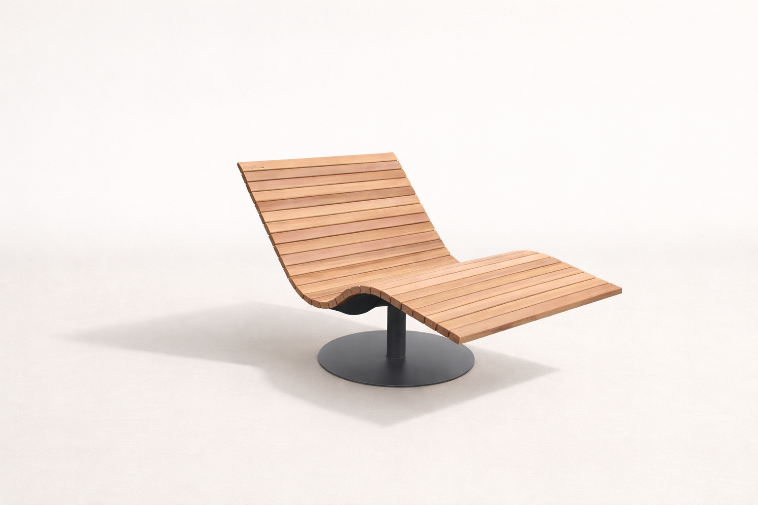 Premium Outdoor-Liegen von LeVita Aera auf einer Hotel Spa Terrasse mit Pool und Bergblick