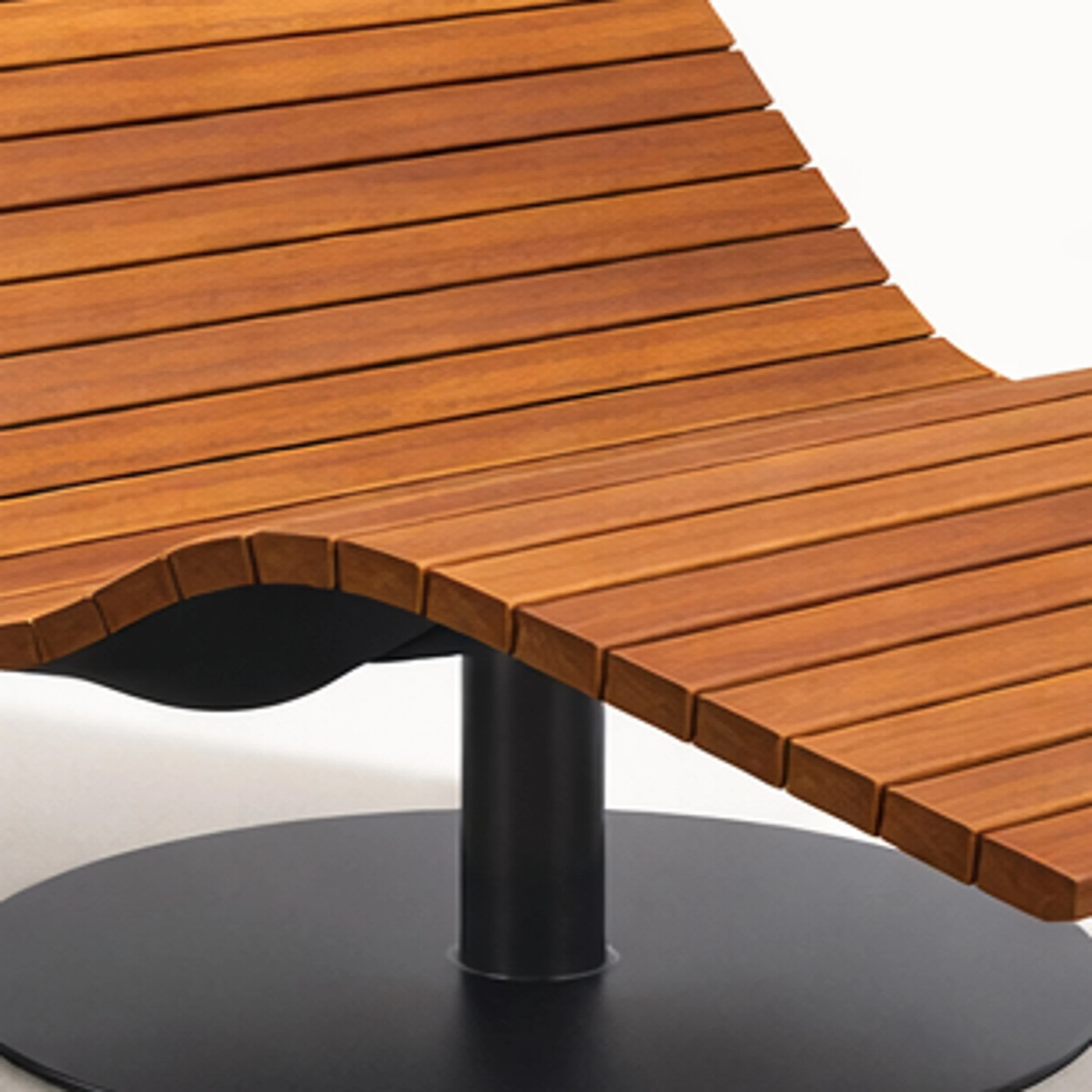 Architektonische Outdoor-Liege aus Holz – minimalistisches Design für anspruchsvolle Außenbereiche