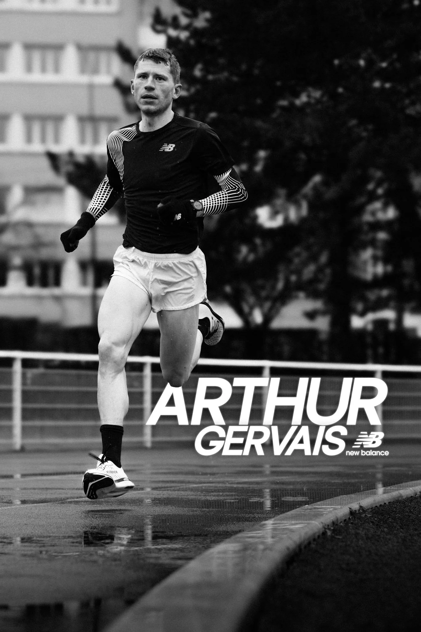 Un homme court sur une piste en extérieur, portant une tenue de running, avec un fond flou d'arbres et de bâtiments, publi-reportage pour New Balance avec le nom Arthur Gervais.