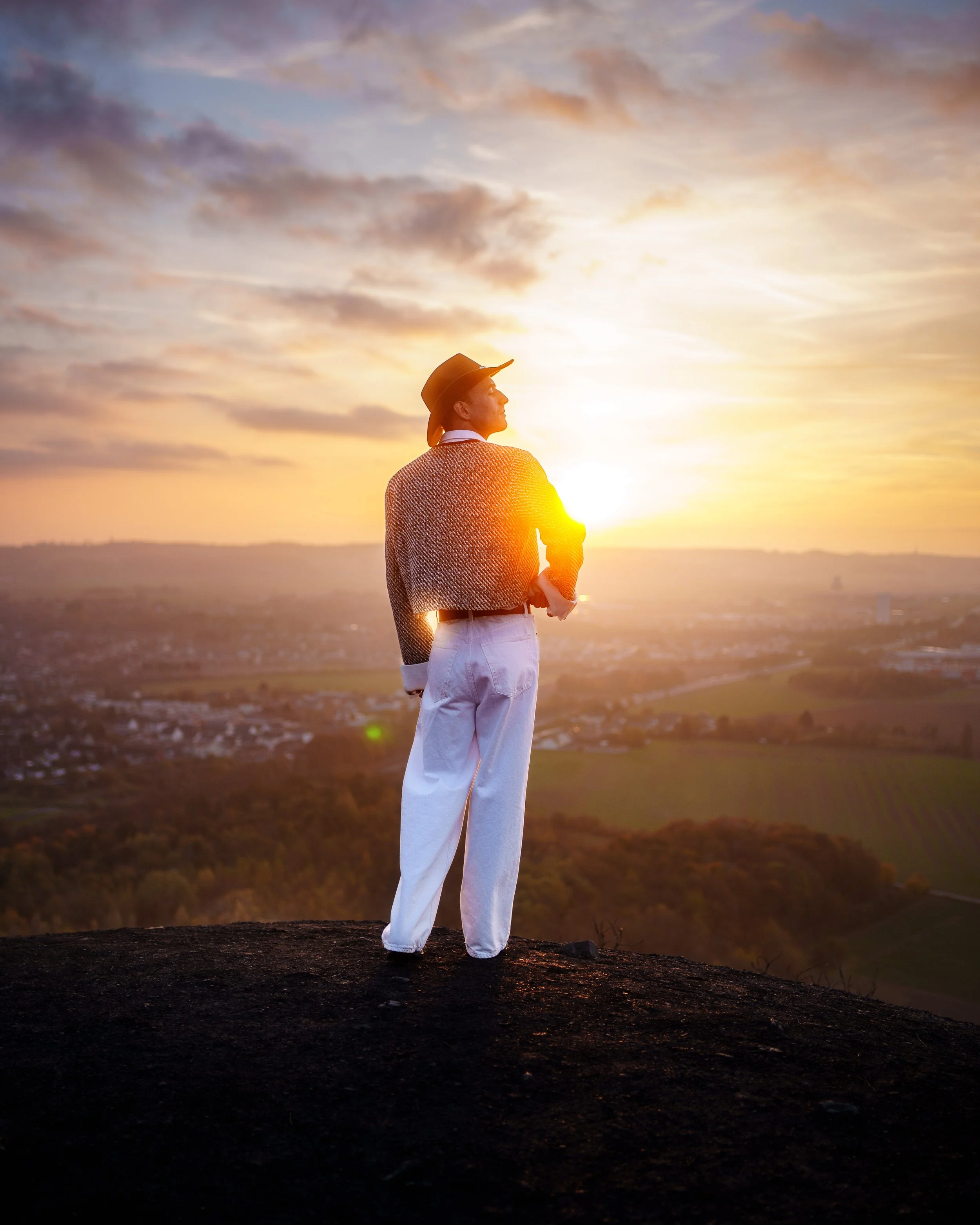 Cow-boy sur le sommet d'une montagne