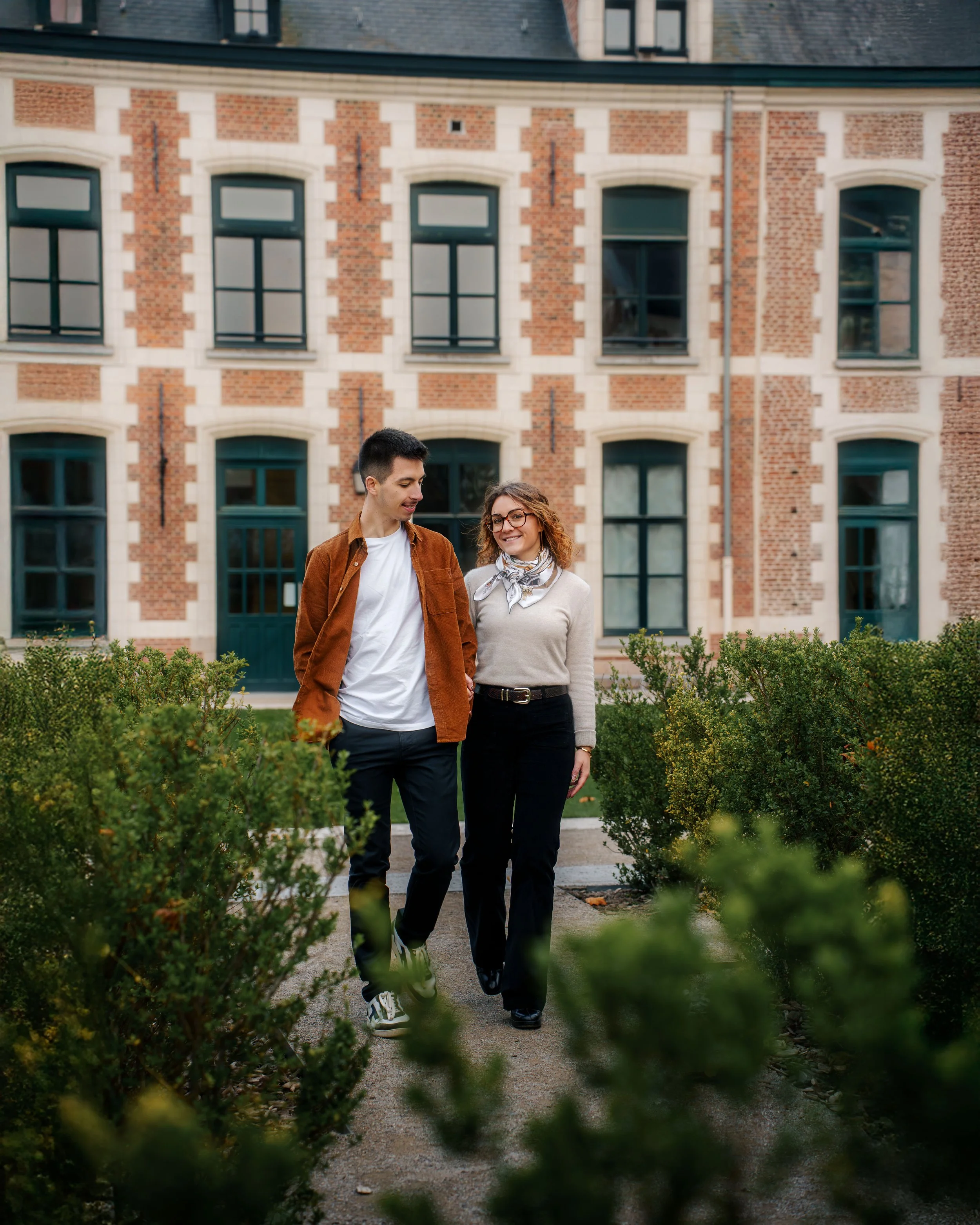 Portait d'un jeune couple dans un parc lillois