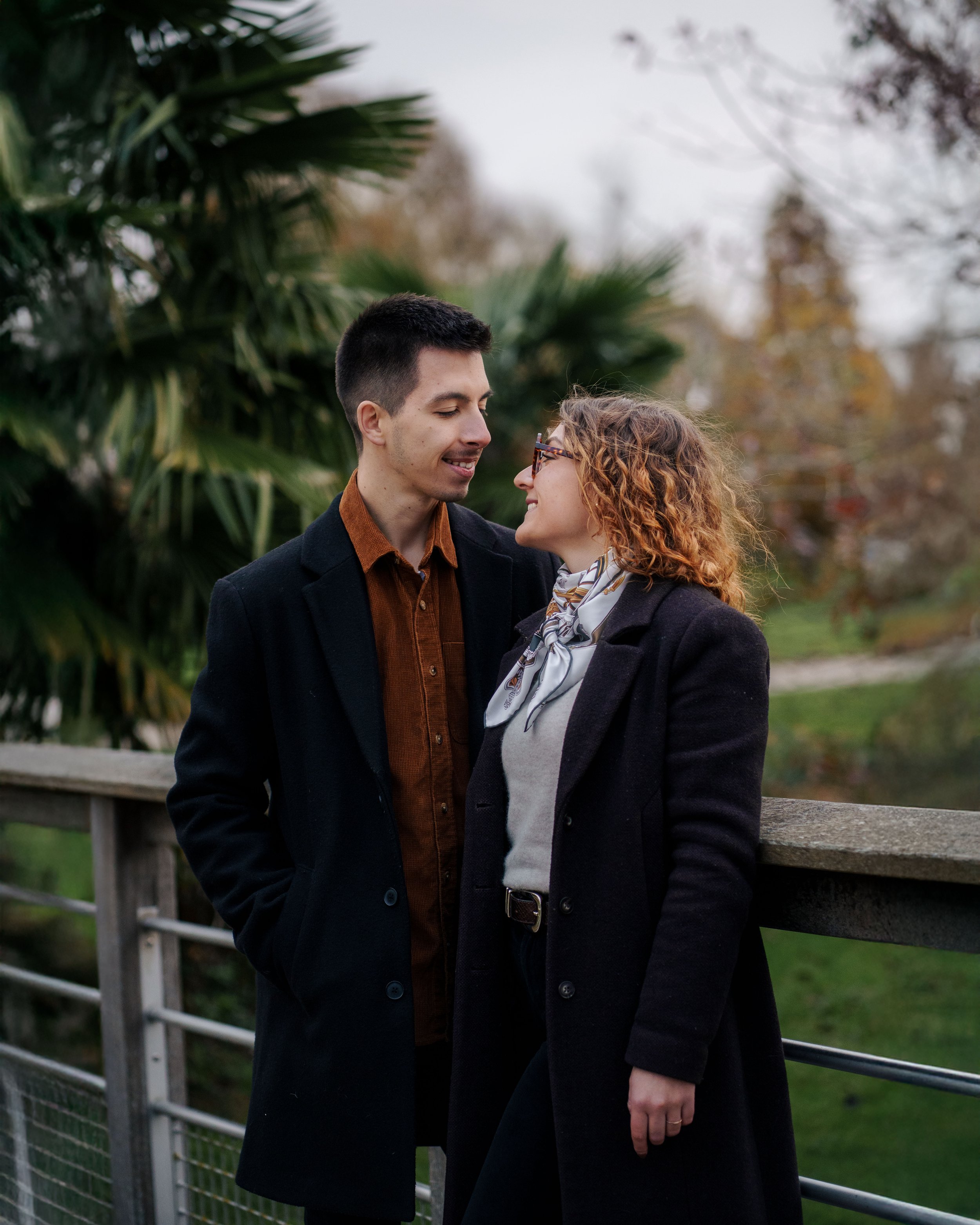 Portait d'un jeune couple dans un parc lillois