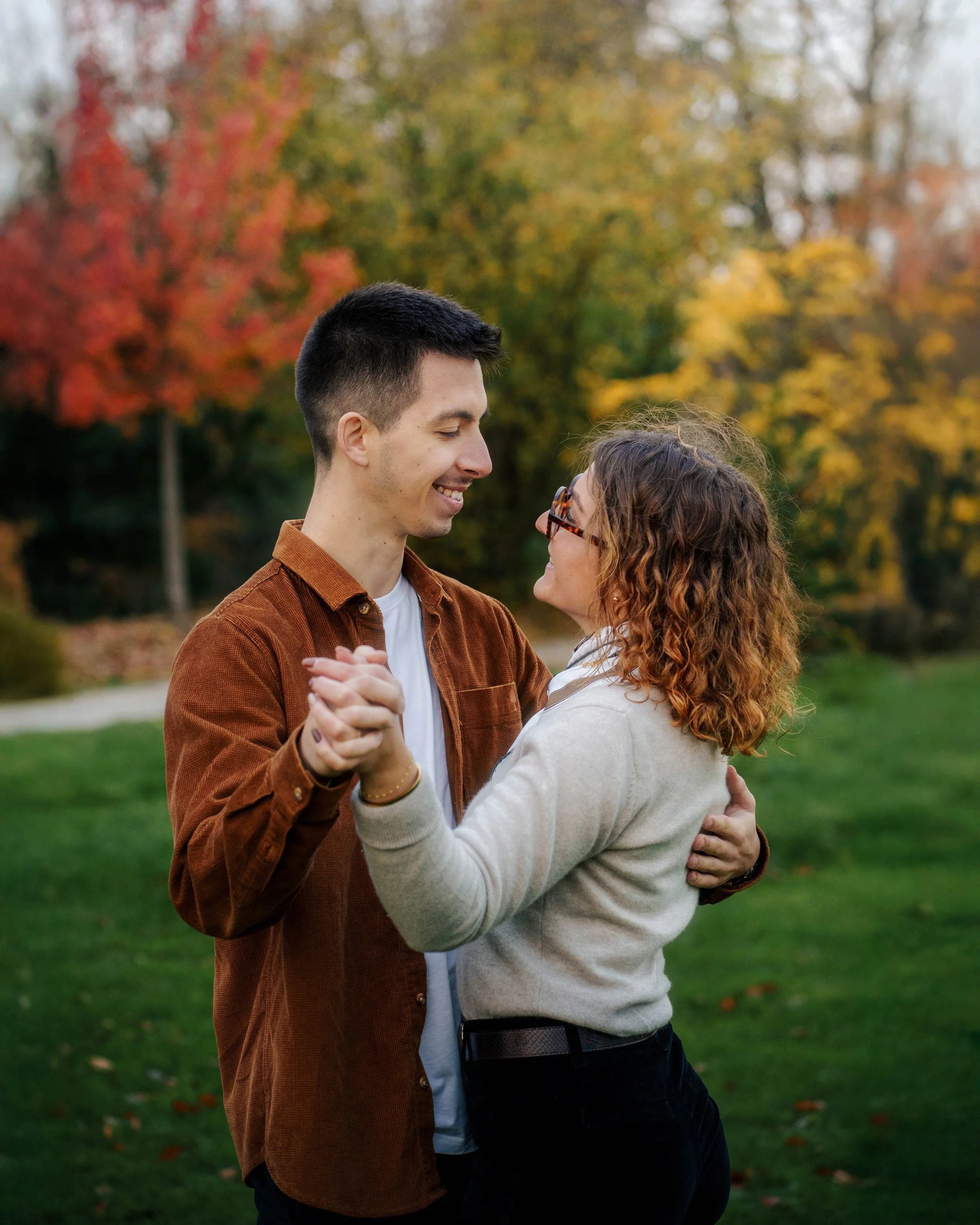 Portait d'un jeune couple dans un parc lillois