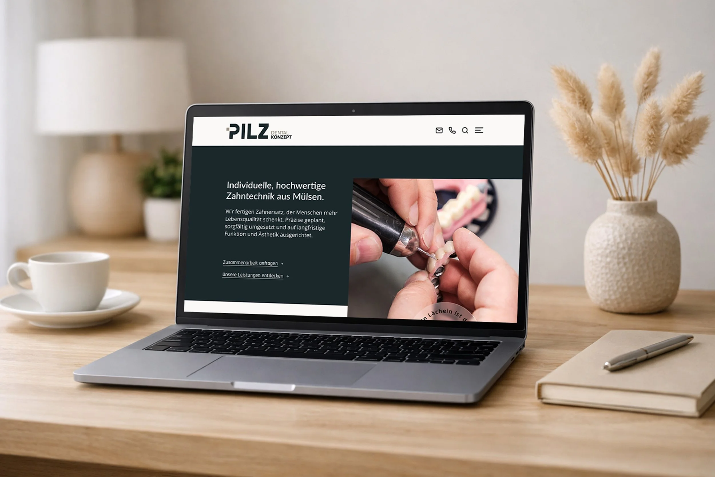 Laptop auf einem Tisch zeigt die Website von PILZ DentalKonzept aus Mülsen