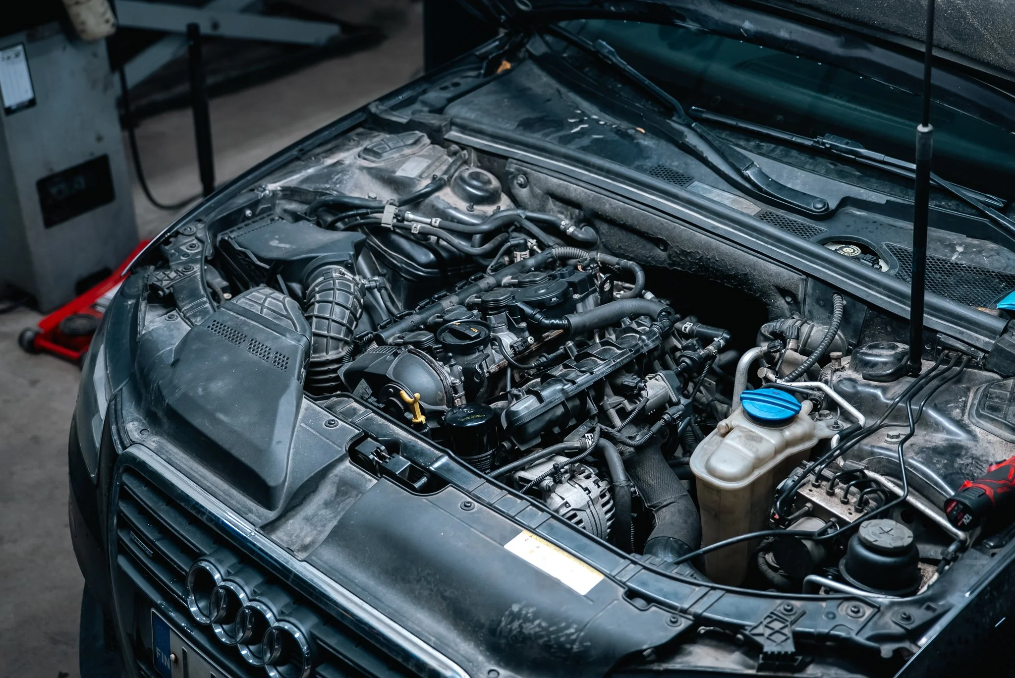 Auton moottorihuolto / moottorikorjaus