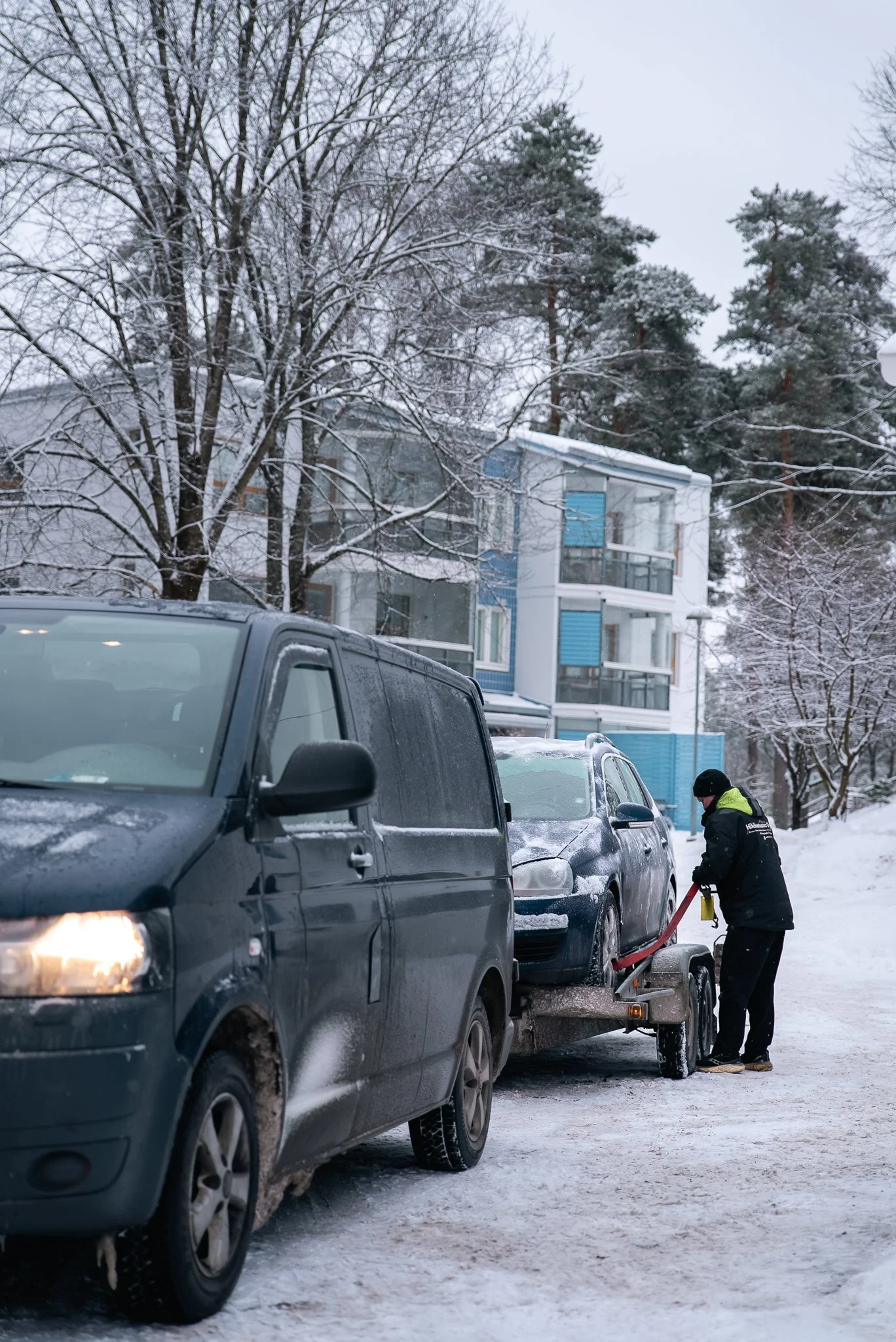 Hinauspalvelu. Auton haku korjaamolle asiakkaan pihasta.