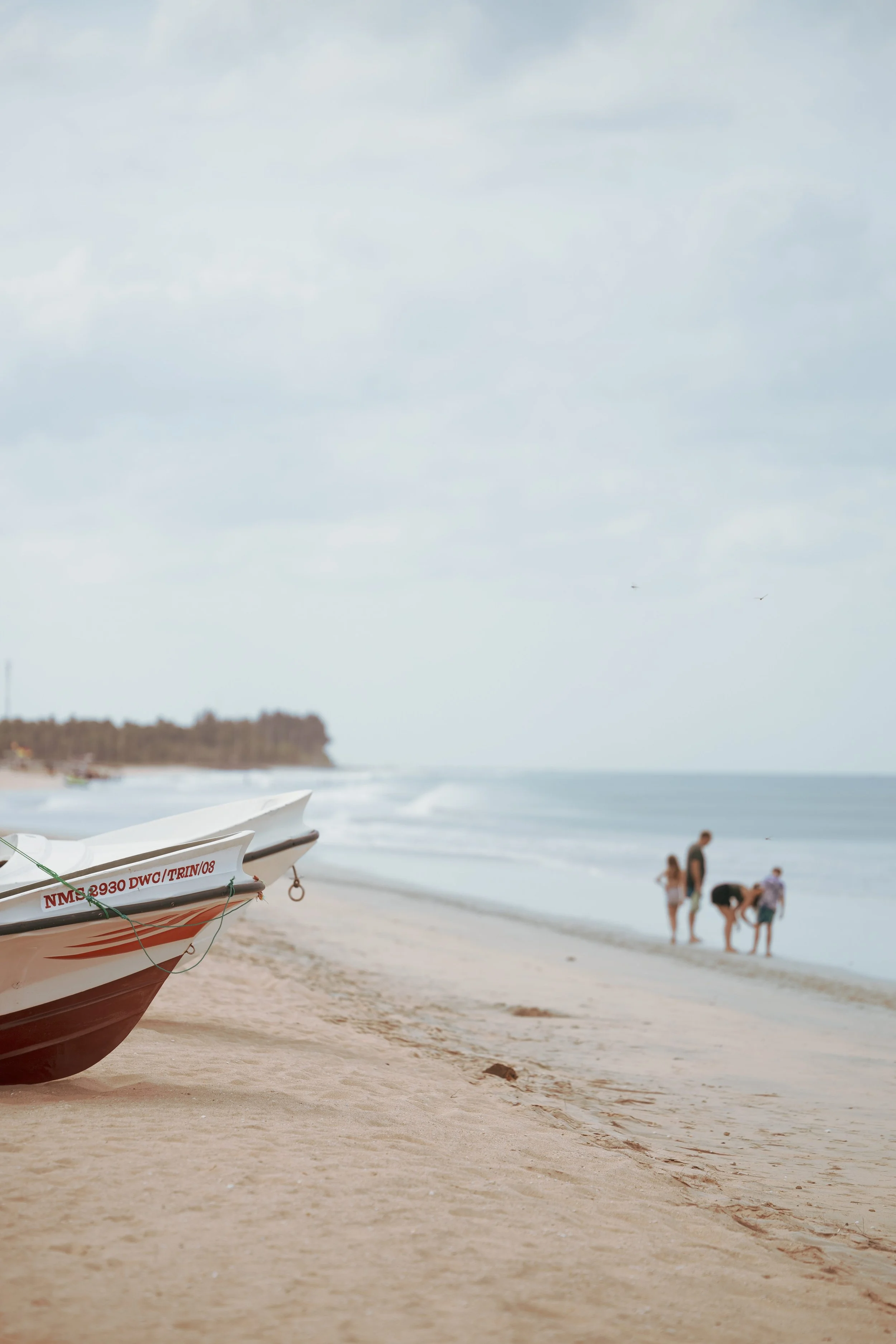 21_fischerboot_strand_sri-lanka_landschaftsfotografie_c_tina-berger_2023_hochformat.jpeg