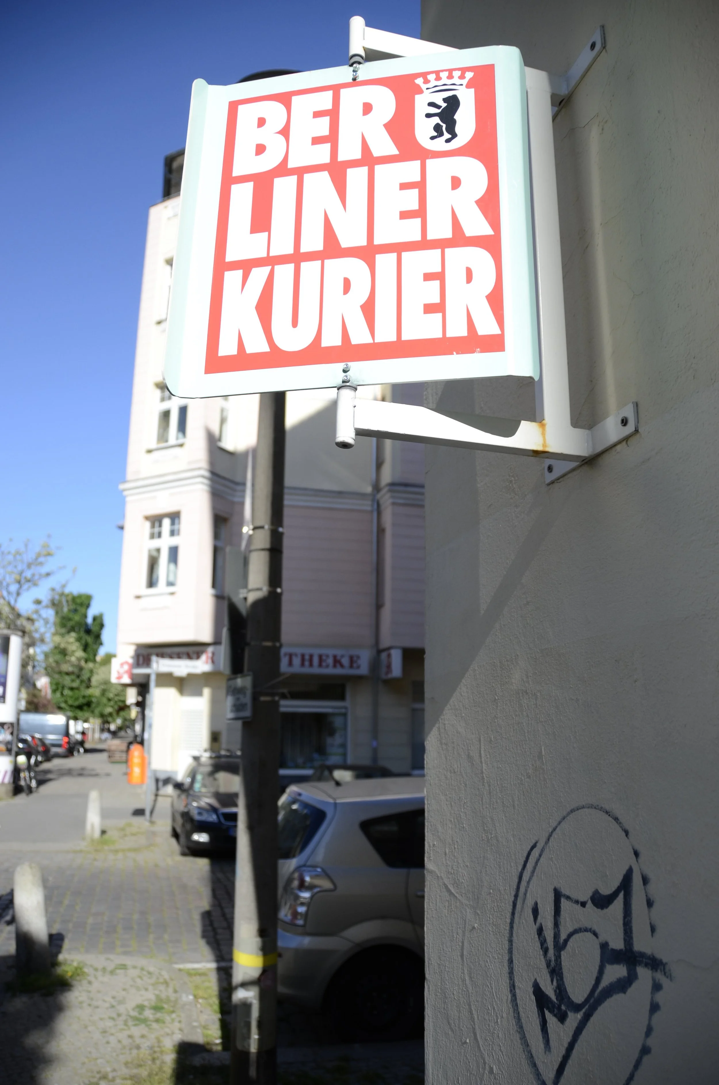 03_schild-berliner-kurier_berlin_staedtefotografie_c_tina-berger_2028_hochformat.jpeg