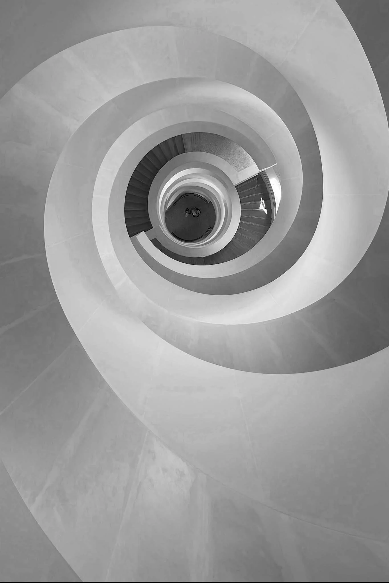 12_wendeltreppe_luma_arles_frankreich_schwarz-weiss-fotografie_c_tina-berger_2025_hochformat.jpg