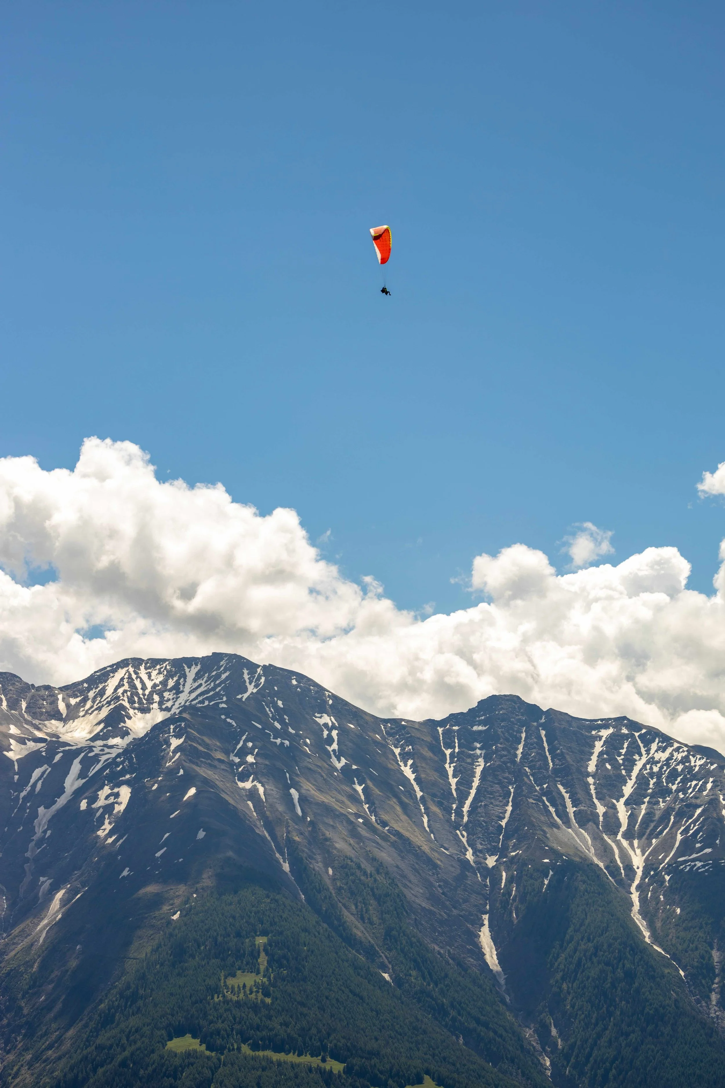 12_roter-gleitschirm_bettmeralp_sommer_landschaftsfotografie_c_tina-berger_2022_hochformat.jpeg