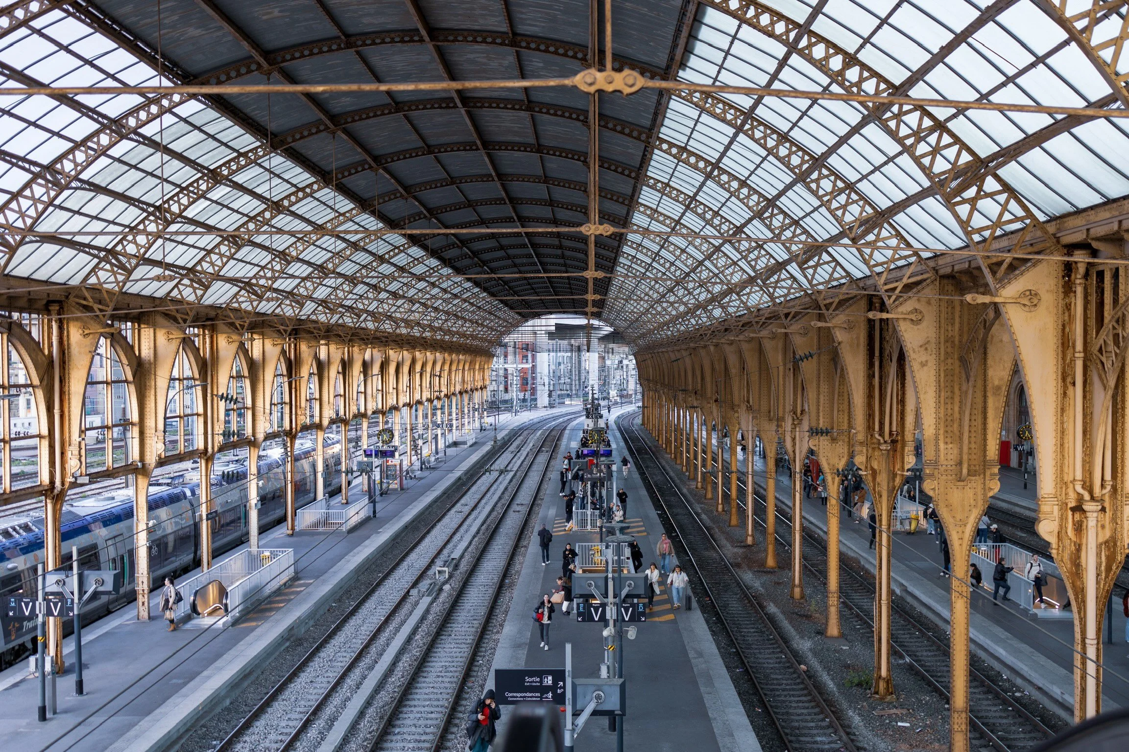 13_bahnhof-nizza_suedfrankreich_architekturfotografie_c_tina-berger_2024_querformat.jpeg