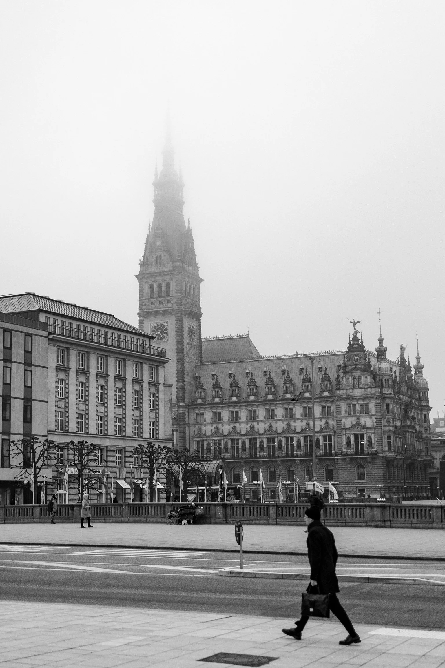 15_gehender-mann_hamburg_schwarz-weiss-fotografie_c_tina-berger_2023_hochformat.jpeg