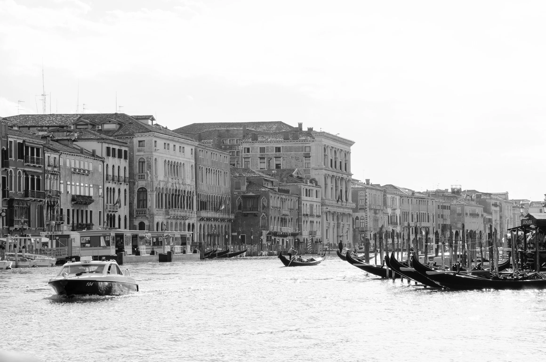 17_haeuser-am-wasser_venedig_schwarz-weiss-fotografie_c_tina-berger_2020_querformat.jpeg