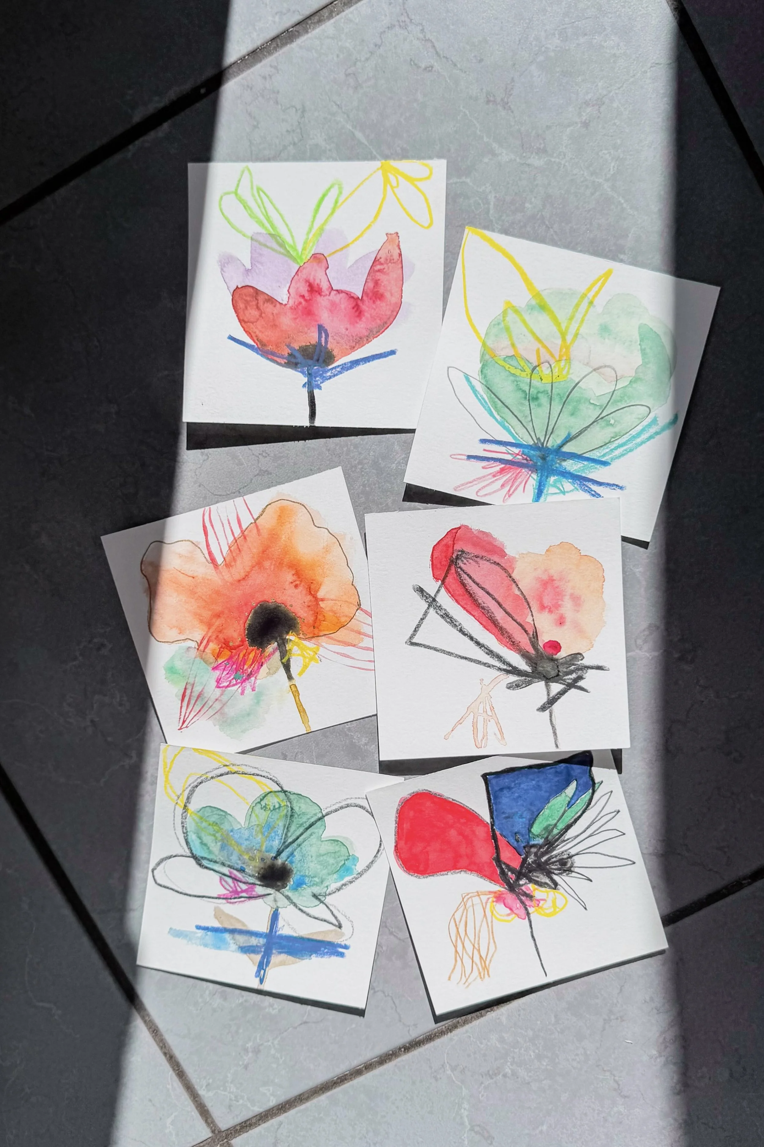 06_abstrakte-blumen_karten_oelkreide-aquarell-farbstift-auf-papier_c_tina-berger_2026_hochformat.jpeg