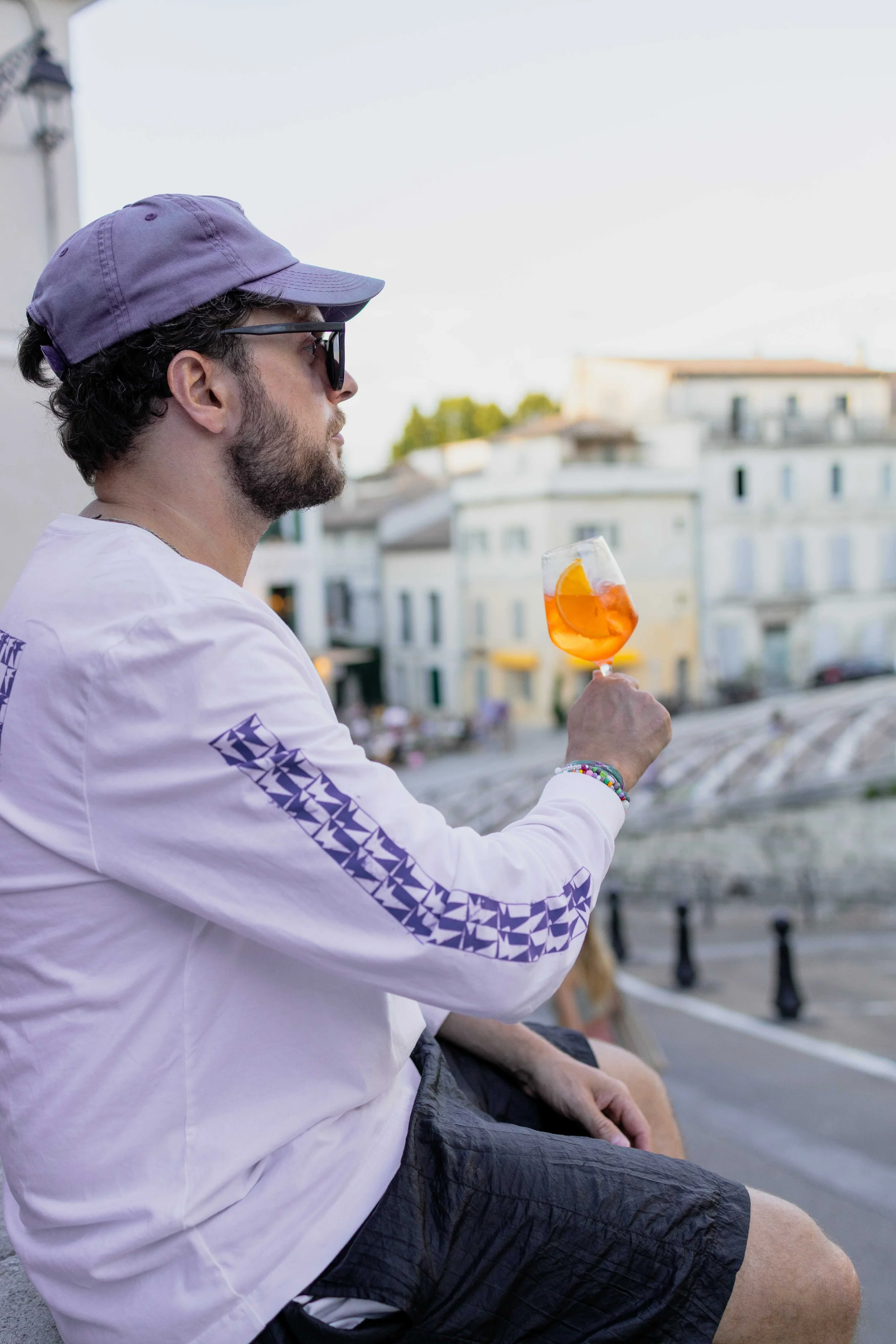 06_mann-mit-aperol-spritz_arles_c_tina-berger_2025_hochformat.jpeg