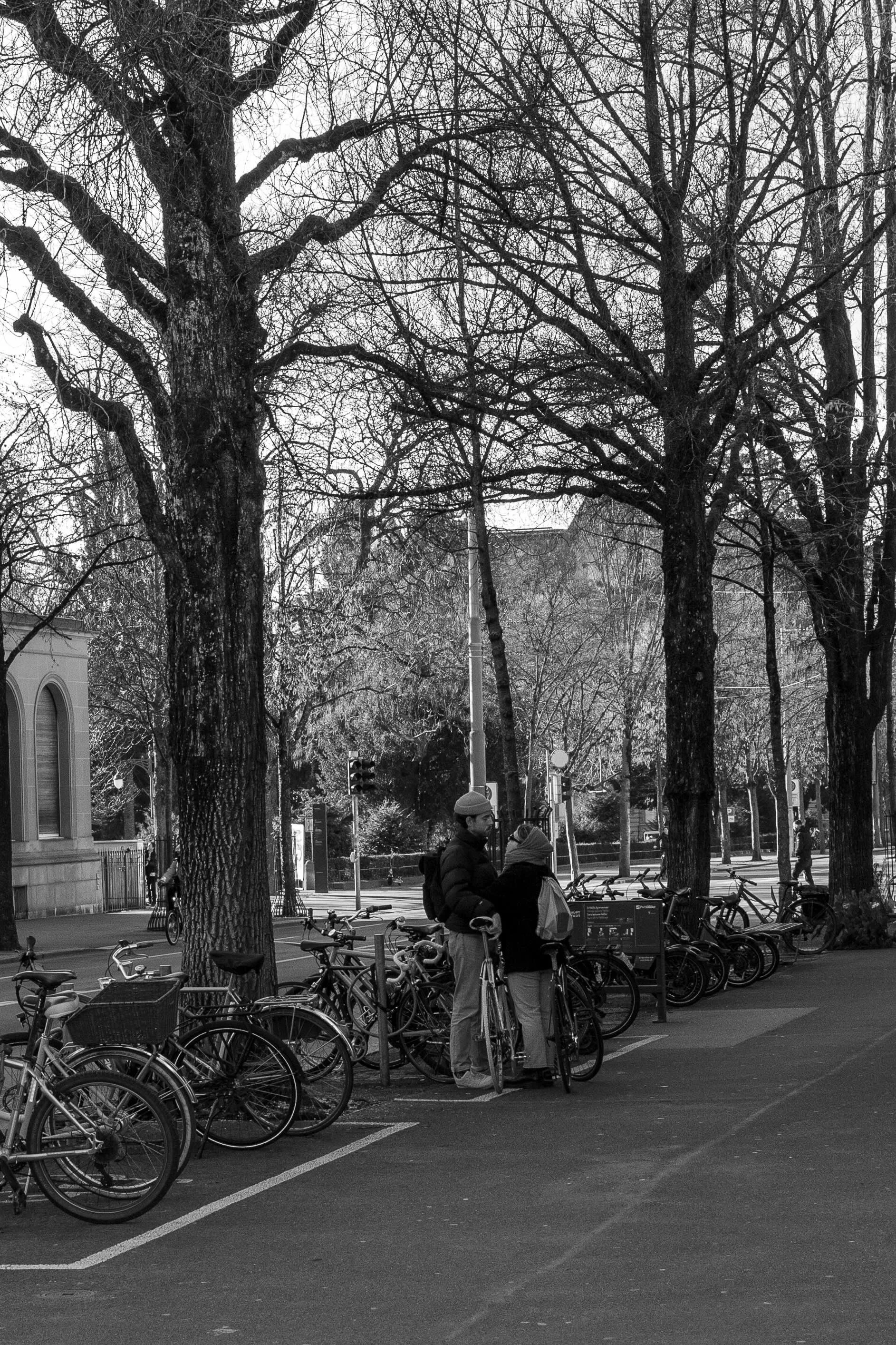 16_paar_stadt-bern_schwarz-weiss-fotografie_c_tina-berger_2023_hochformat.jpeg