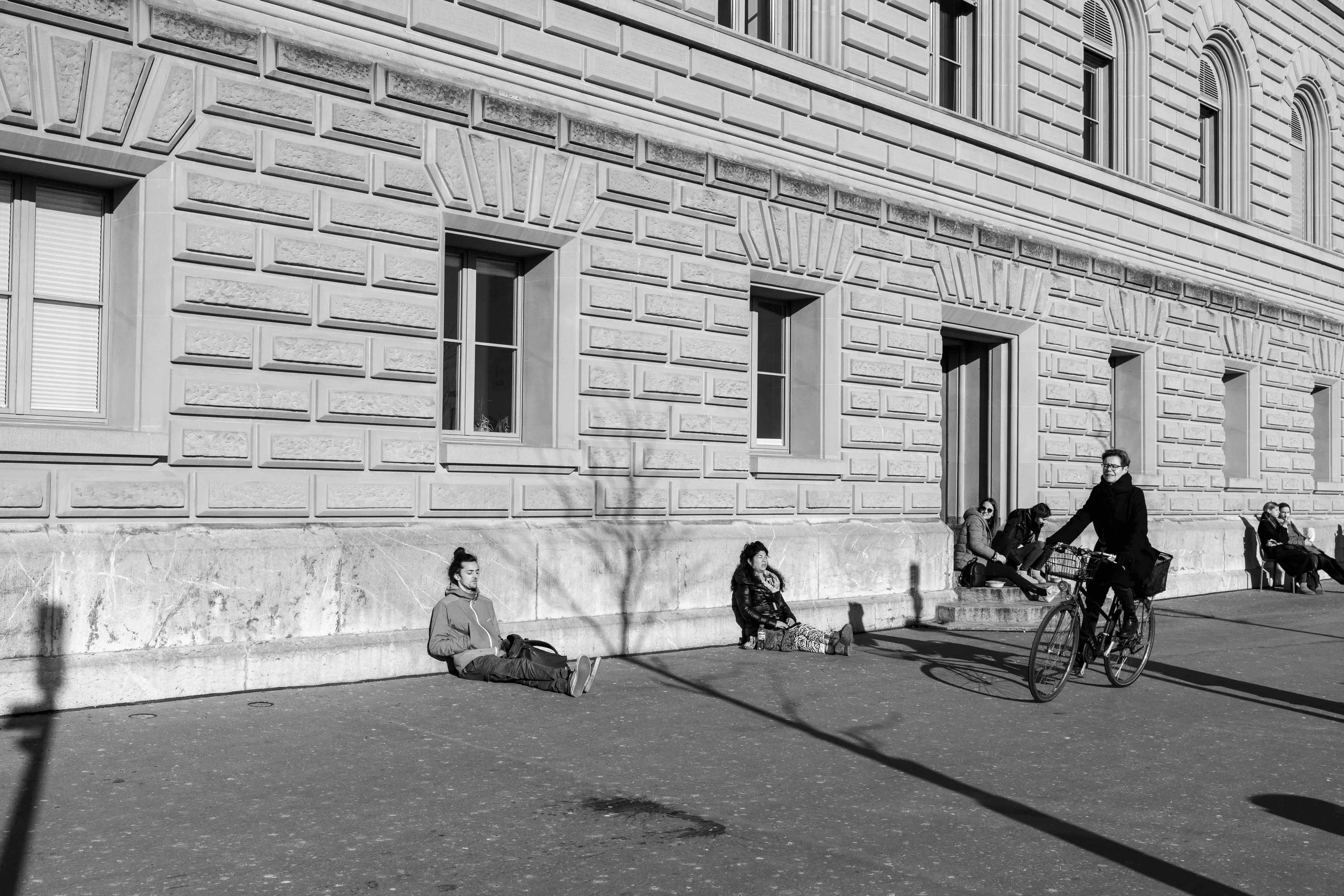 16_sonne-geniessen_bundesterrasse_stadt-bern_schwarz-weiss-fotografie_c_tina-berger_2023_querformat.jpeg