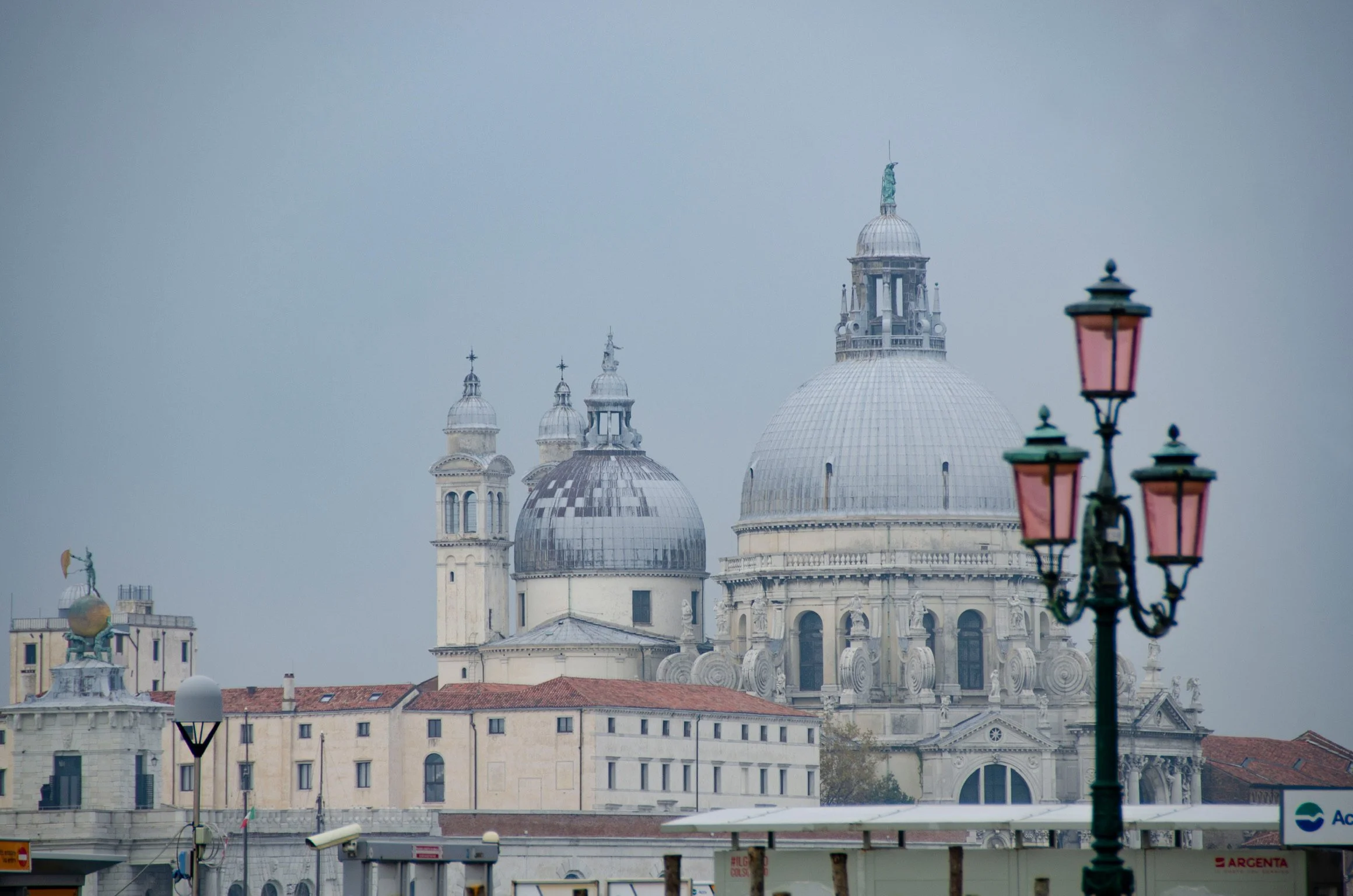 05_basilika-santa-maria-della-salute-im-nebel_venedig_architekturfotografie_c_tina-berger_2020_querformat.jpeg