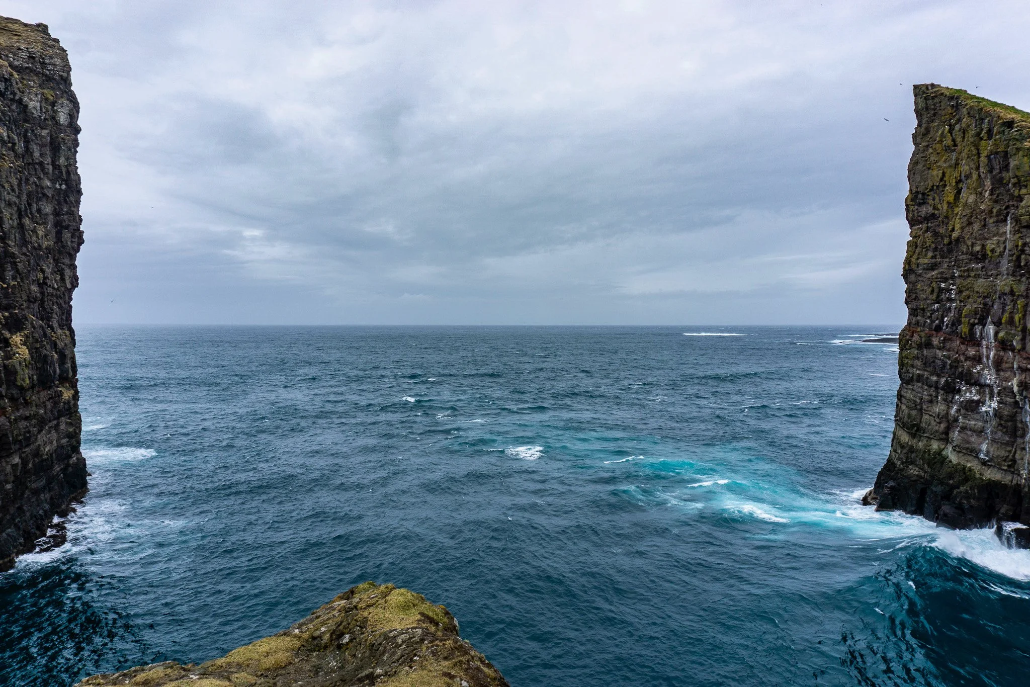 04_klippen_meer_nordatlantik_faeroerer-inseln_landschaftsfotografie_c_tina-berger_2019_querformat.jpg