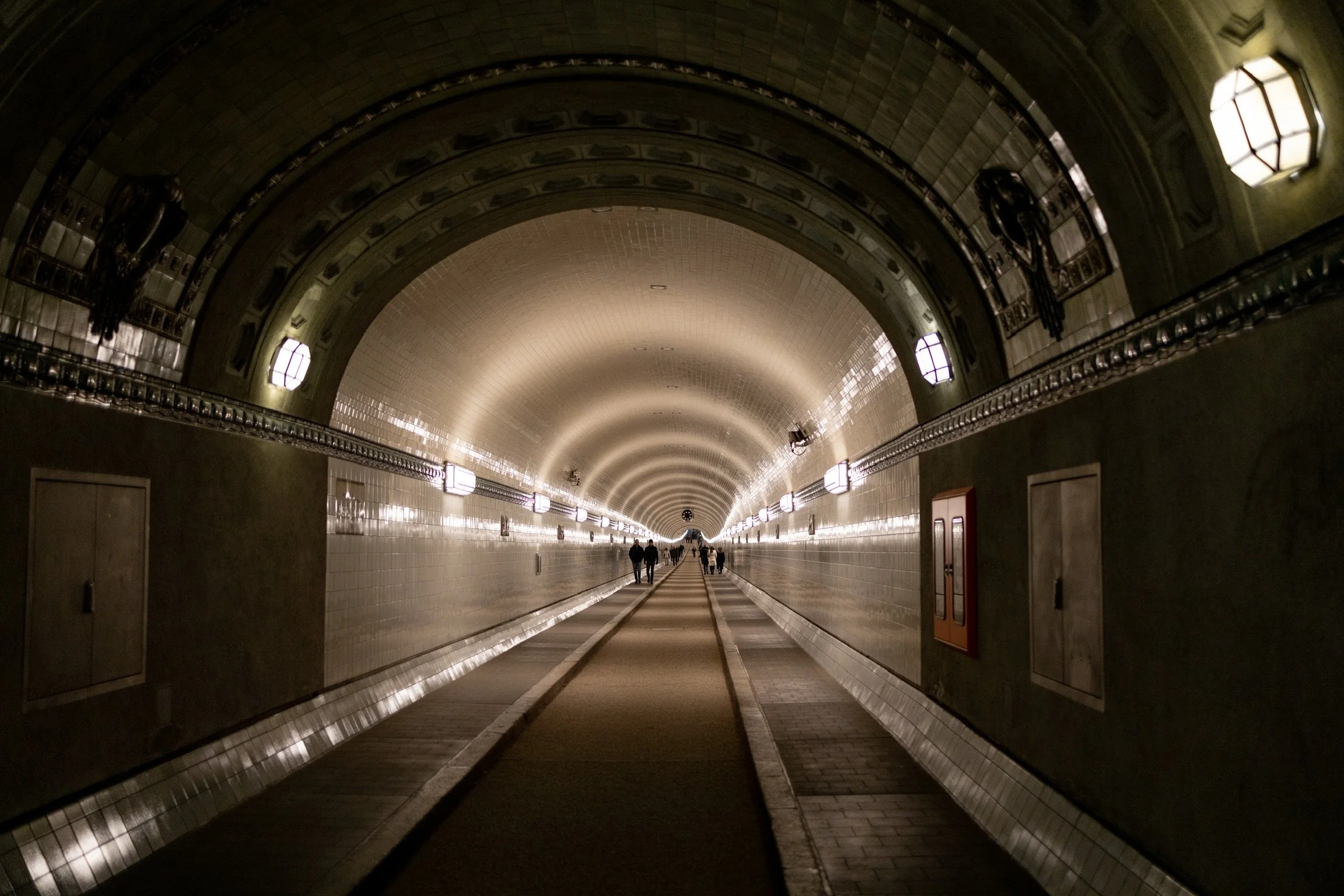 06_elbtunnel_hamburg_architekturfotografie_c_tina-berger_2023_querformat.jpeg