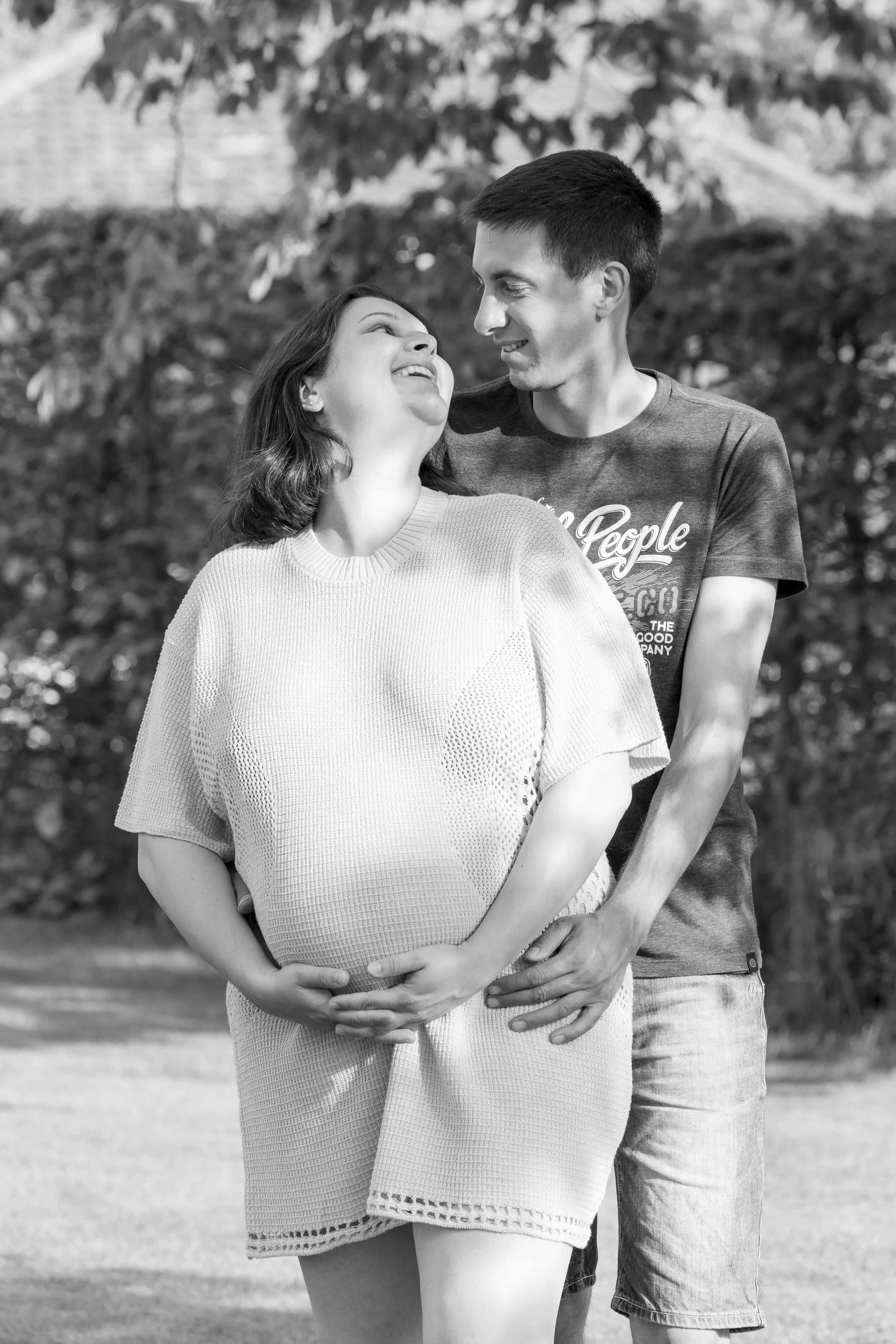 03_paarshooting-schwangerschaft-schwarz-weiss_gurzelen_c_tina-berger_2022_hochformat.jpeg