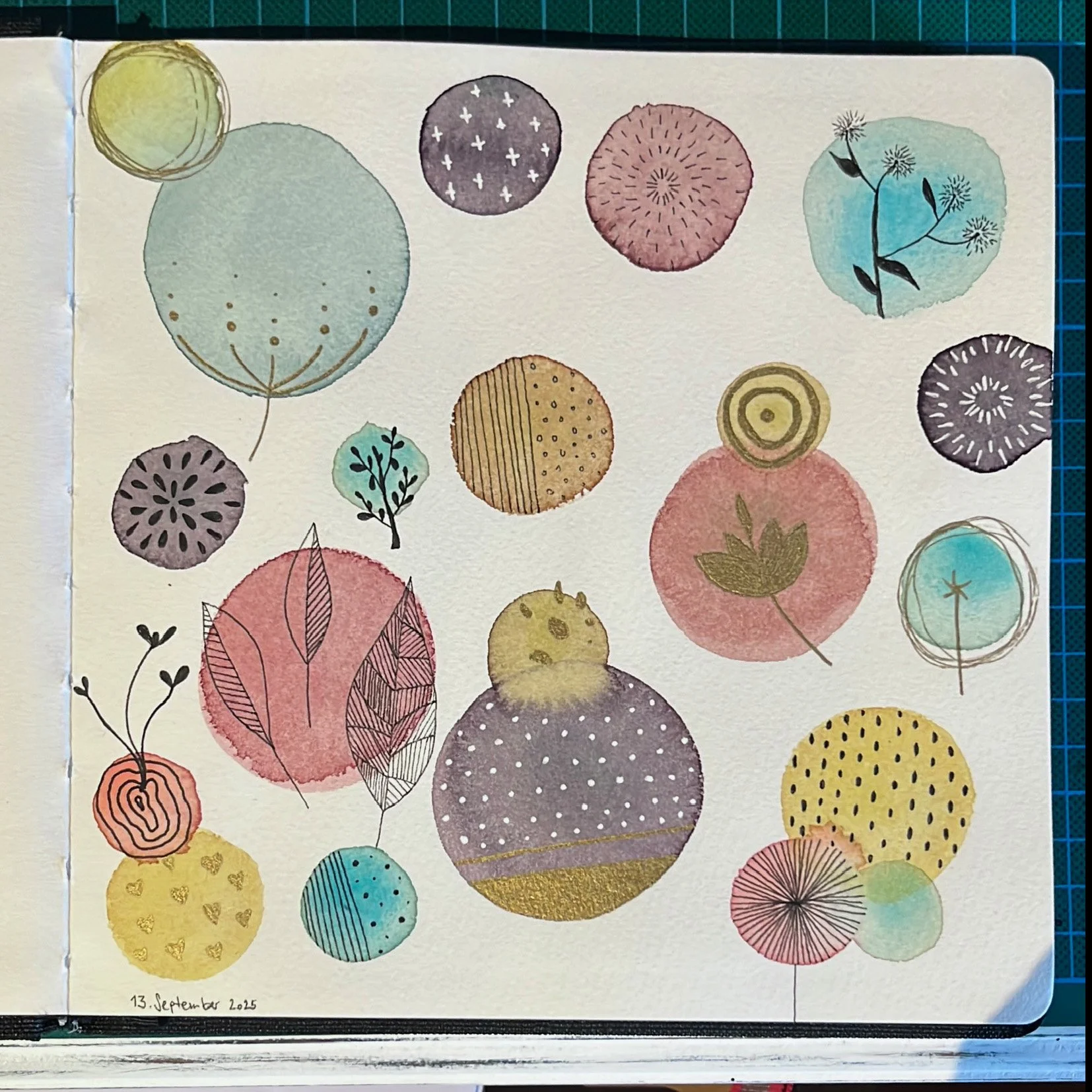14_blumen-kreise_aquarell-fineliner_edding_auf-baumwolle_c_tina-berger_2025_quadrat.jpg