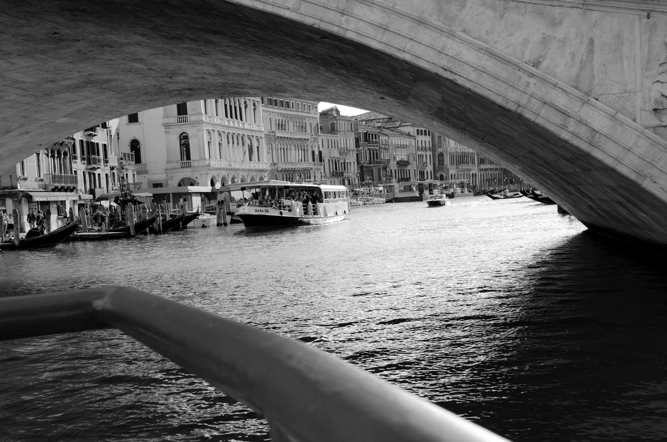 17_unter-der-bruecke_venedig_schwarz-weiss-fotografie_c_tina-berger_2020_querformat.jpeg