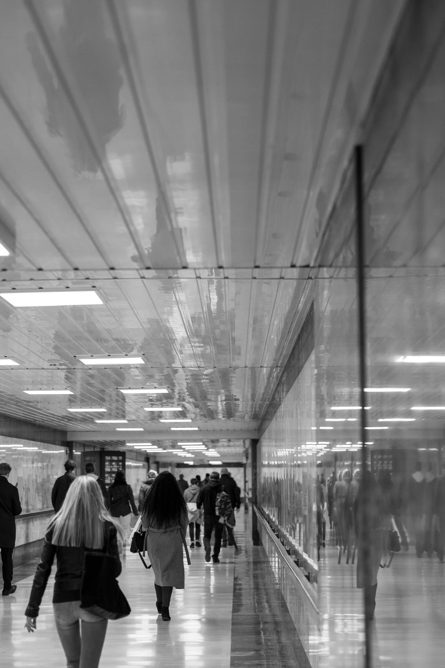 13_bahnhof-nizza_schwarz-weiss_suedfrankreich_architekturfotografie_c_tina-berger_2024_hochformat.jpeg
