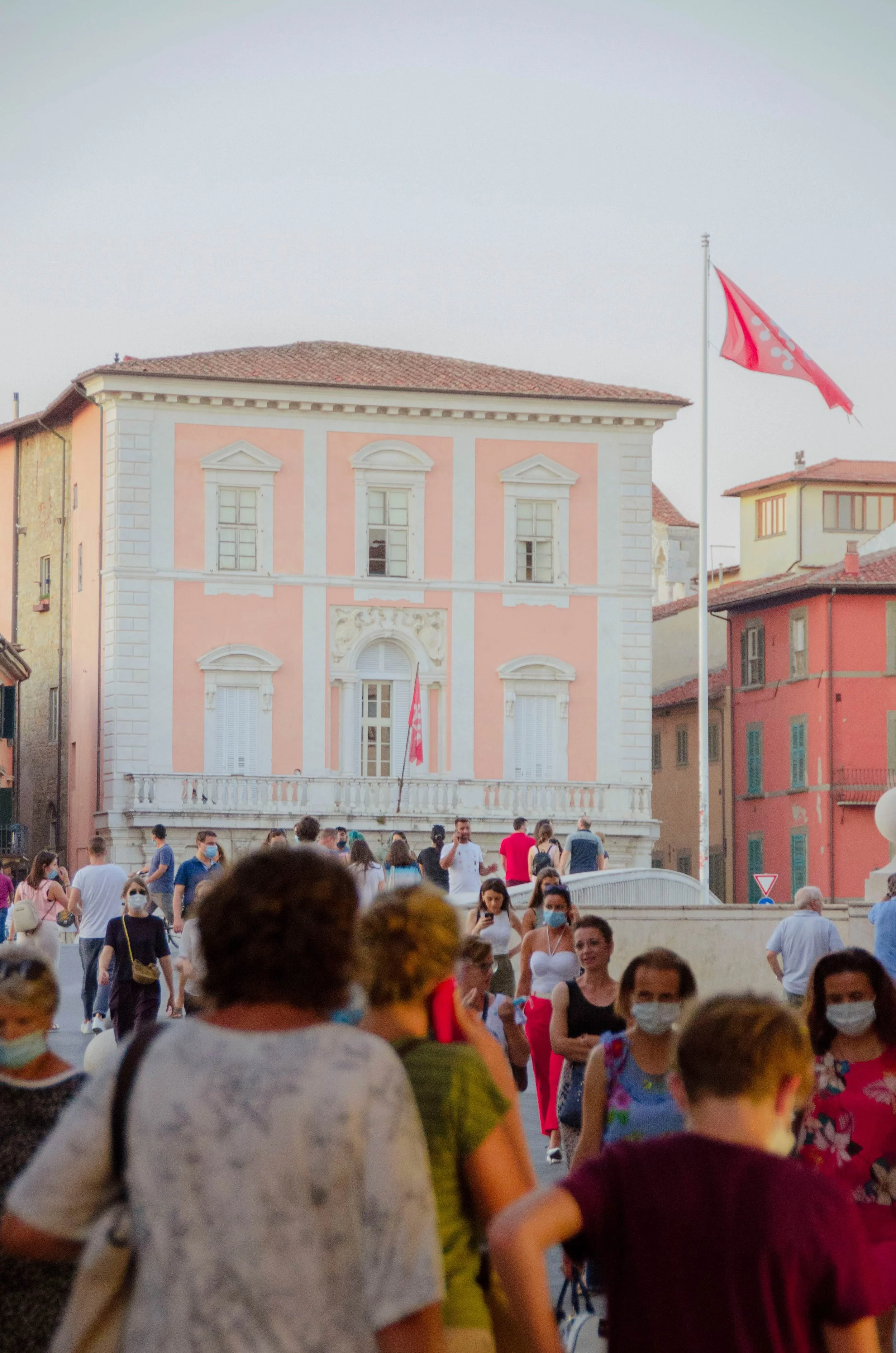 19_passanten_passantinnen_corona-covid_pisa_italien_staedtefotografie_c_tina-berger_2020_hochformat.jpeg