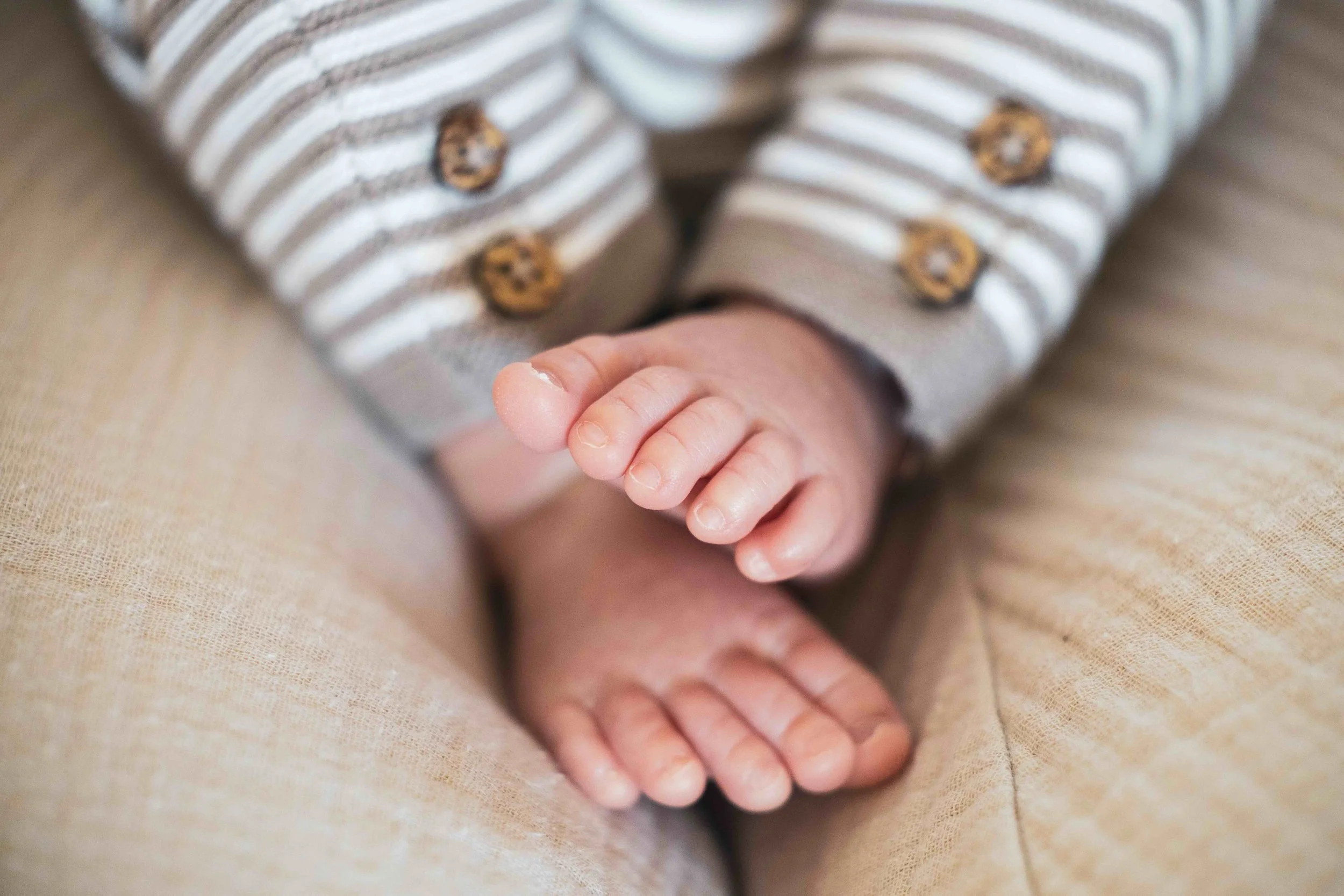 07_babyshooting_fuesse_bern_c_tina-berger_2025_querformat.jpeg