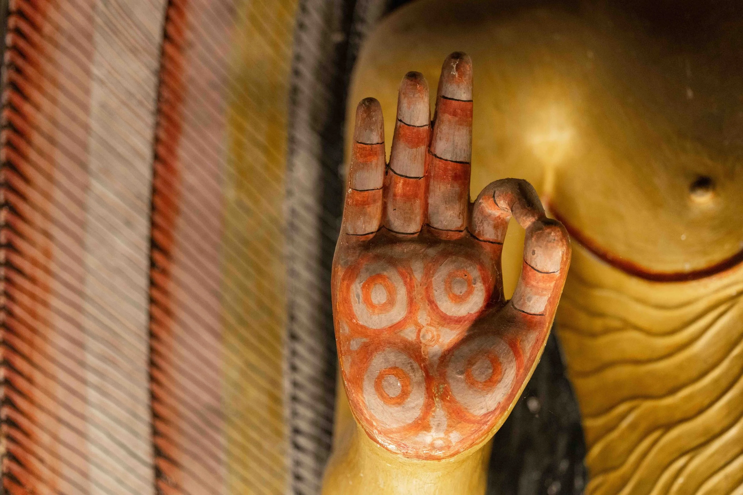 04_hand_buddhistischer-tempel_sri-lanka_c_tina-berger_2024_querformat.jpeg