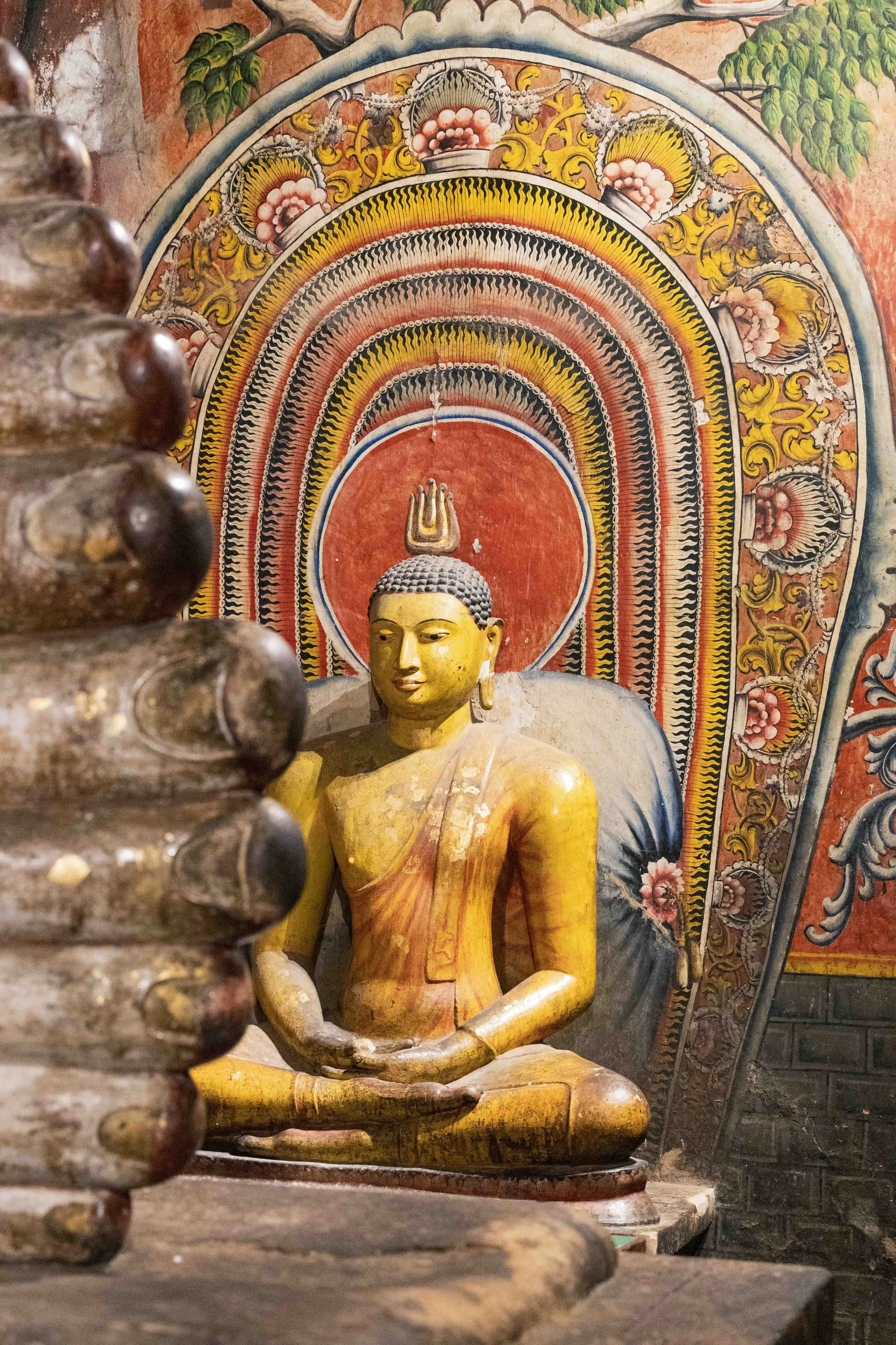 05_fuesse_buddha_buddhistischer-tempel_sri-lanka_c_tina-berger_2024_hochformat.jpeg