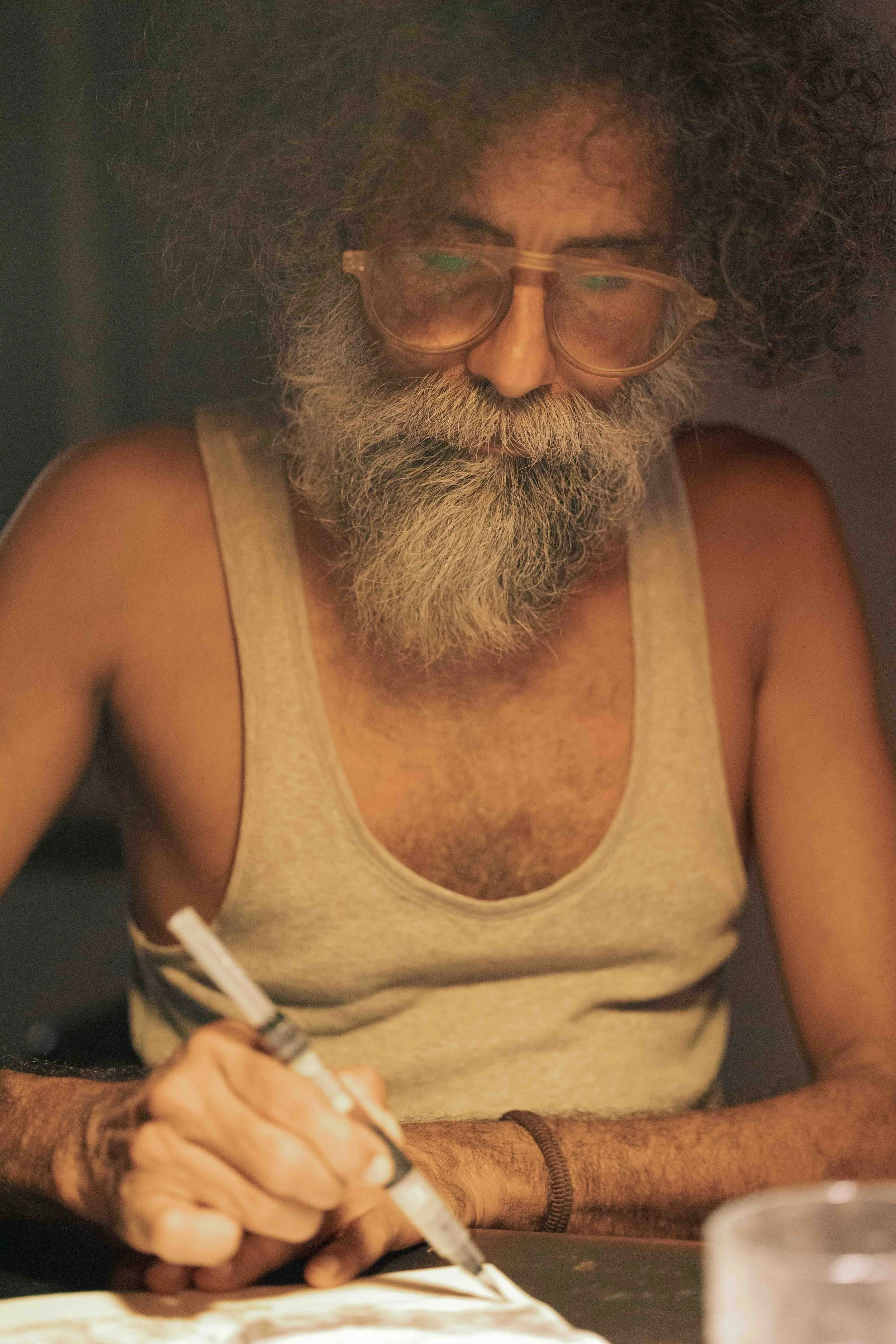 01_portraet-kuenstler-anup-vega_sri-lanka_c_tina-berger_2024_hochformat.jpeg