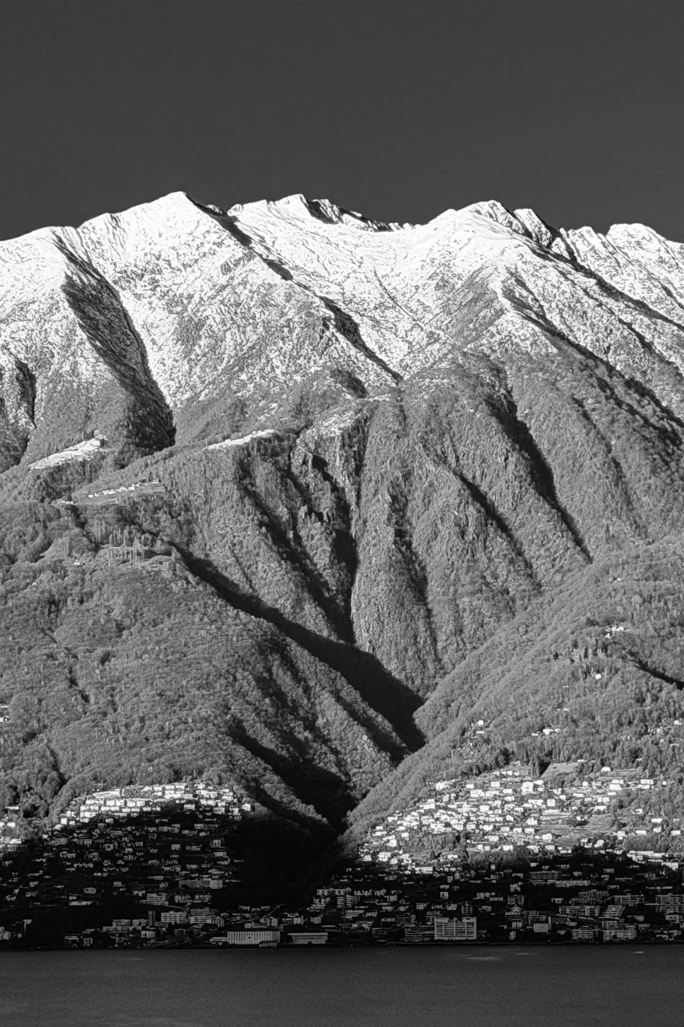 32_huegellandschaft_lago-maggiore_schwarz-weiss-fotografie_landschaftsfotografie_c_tina-berger_2025_hochformat.jpg