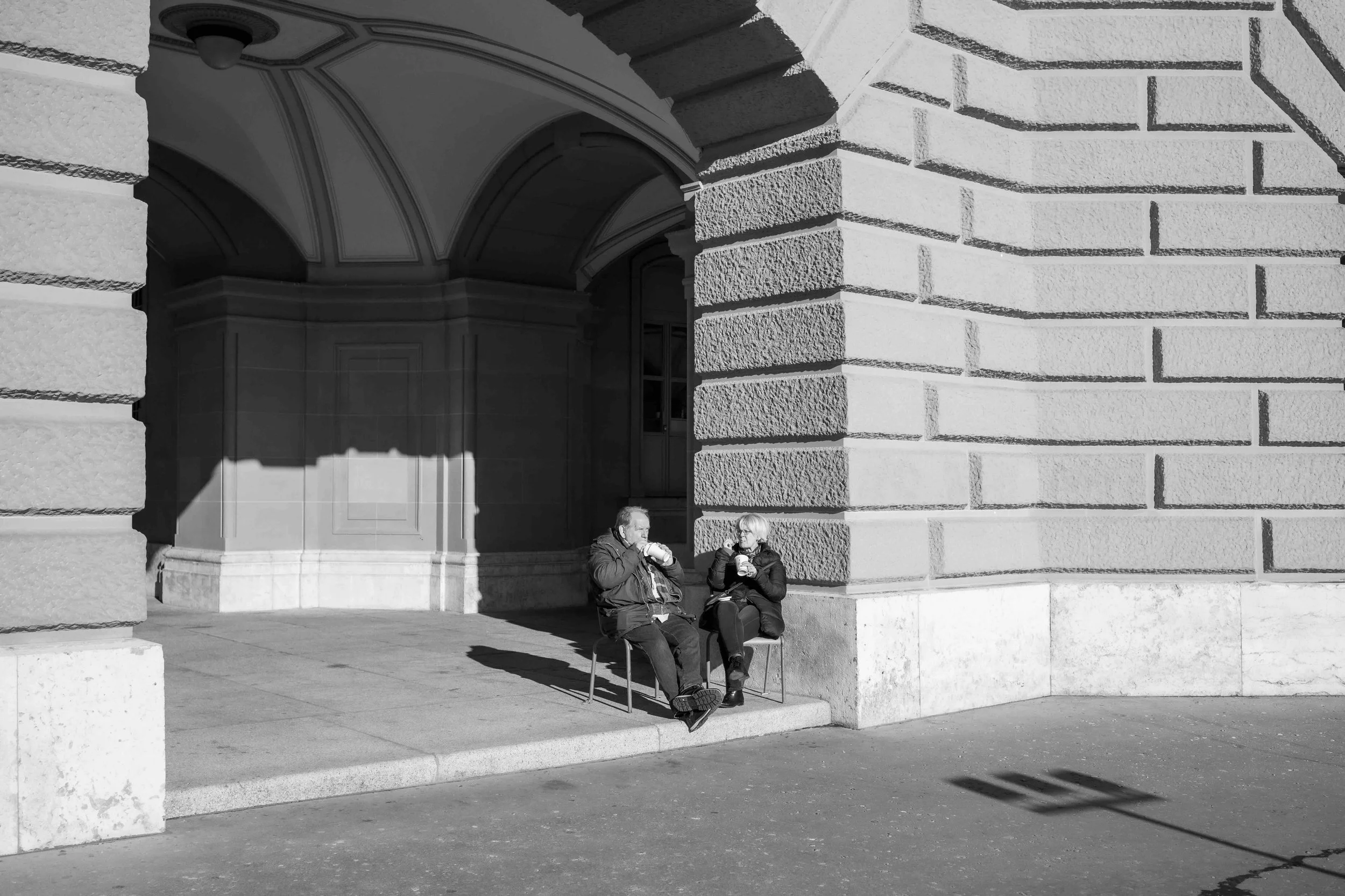 16_geniessen_bundesterrasse_stadt-bern_schwarz-weiss-fotografie_c_tina-berger_2023_querformat.jpeg