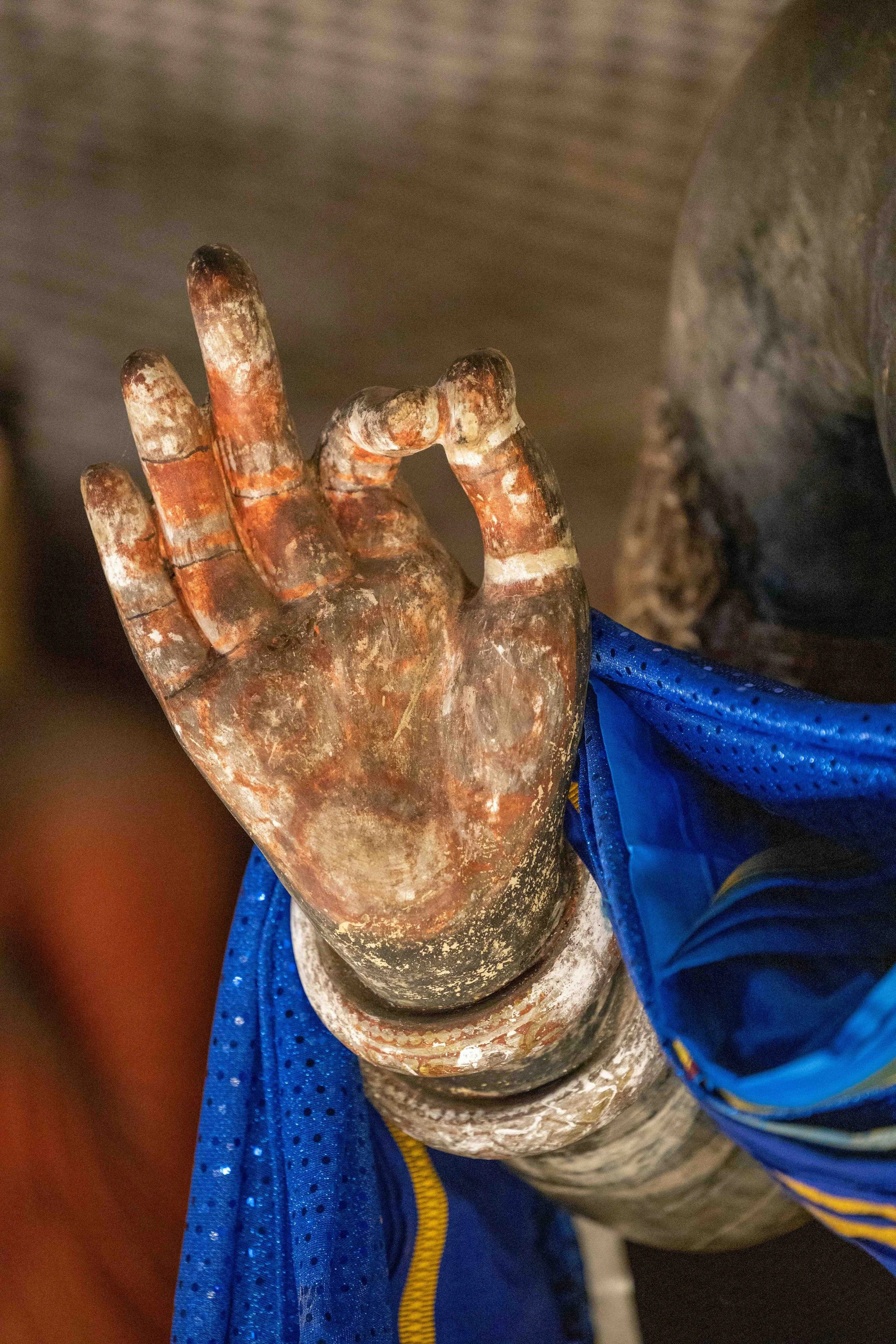 04_hand_buddhistischer-tempel_sri-lanka_c_tina-berger_2024_hochformat.jpeg